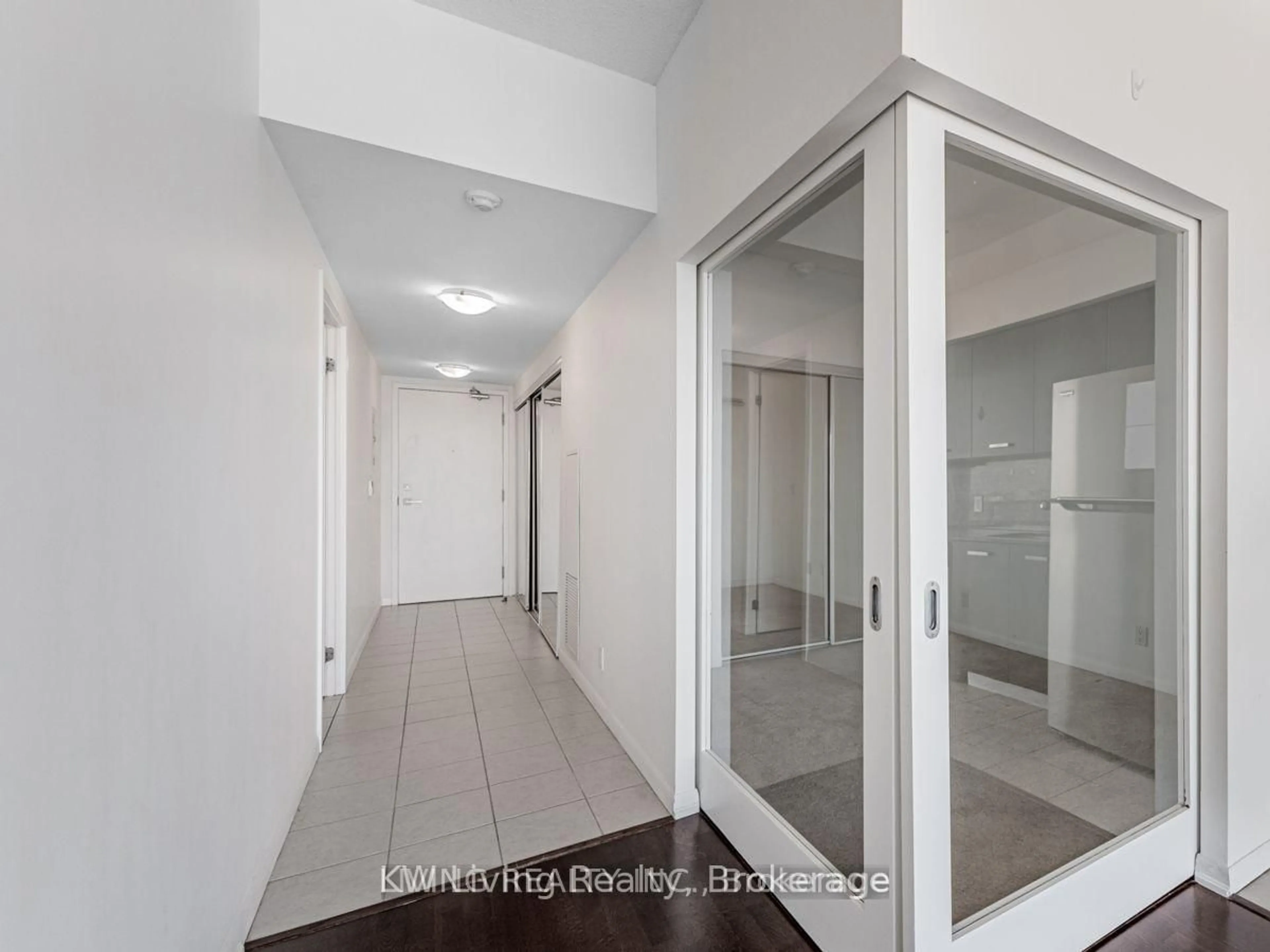 Indoor foyer for 832 Bay St #2002, Toronto Ontario M5S 1Z6