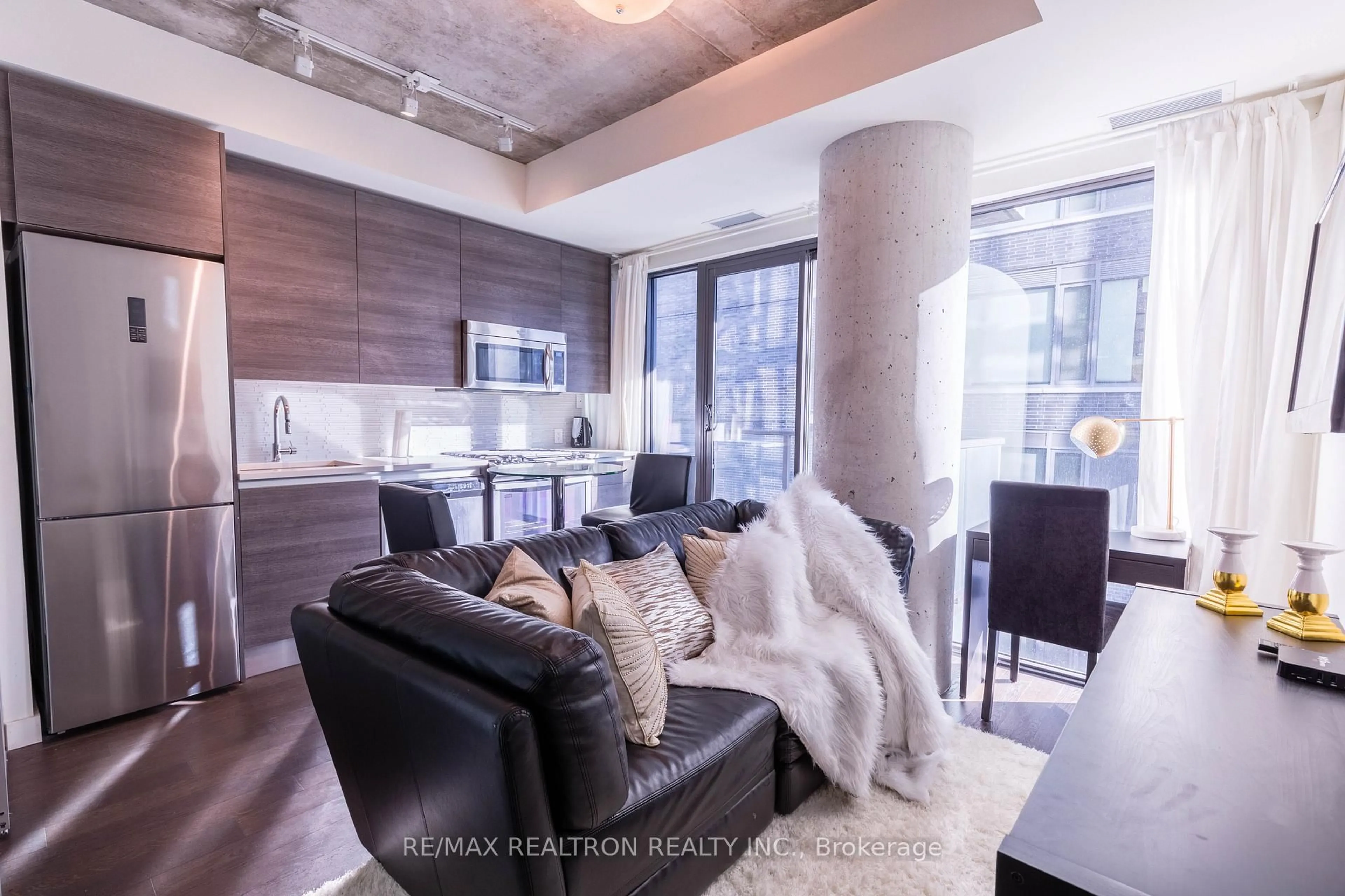 Living room with furniture, unknown for 111 Bathurst St #1001, Toronto Ontario M5V 2R1