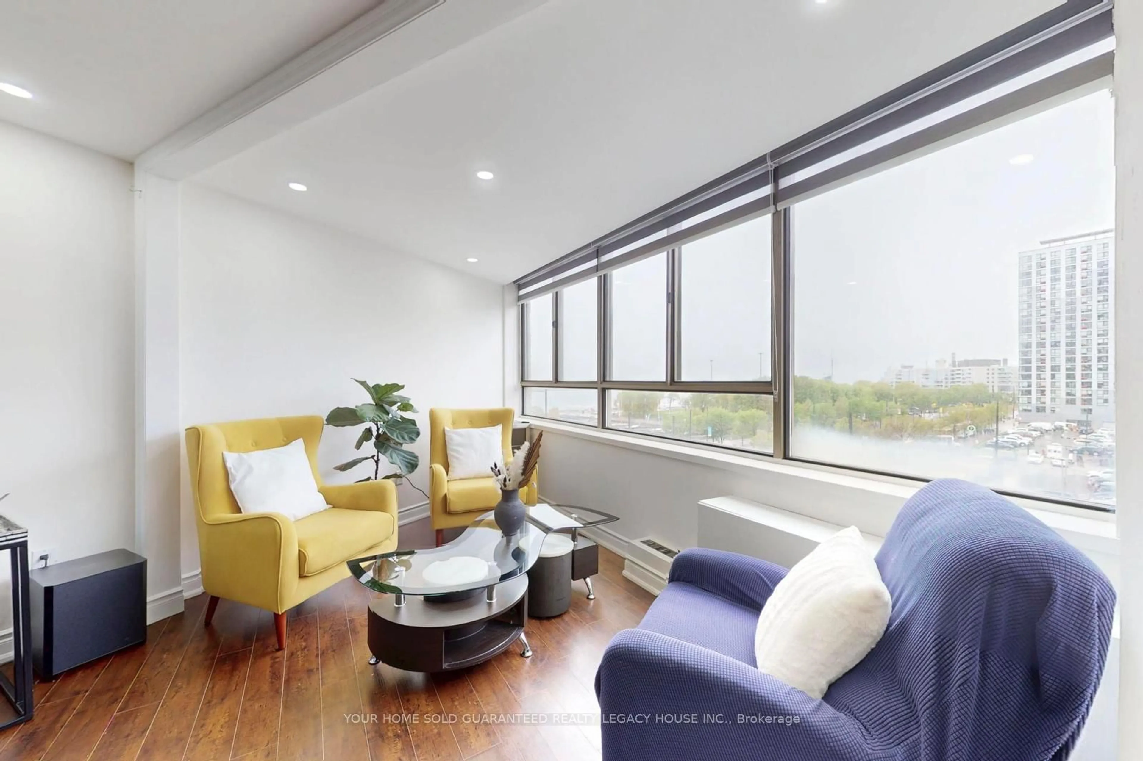 Living room with furniture, wood/laminate floor for 270 Queens Quay #505, Toronto Ontario M5J 2N4