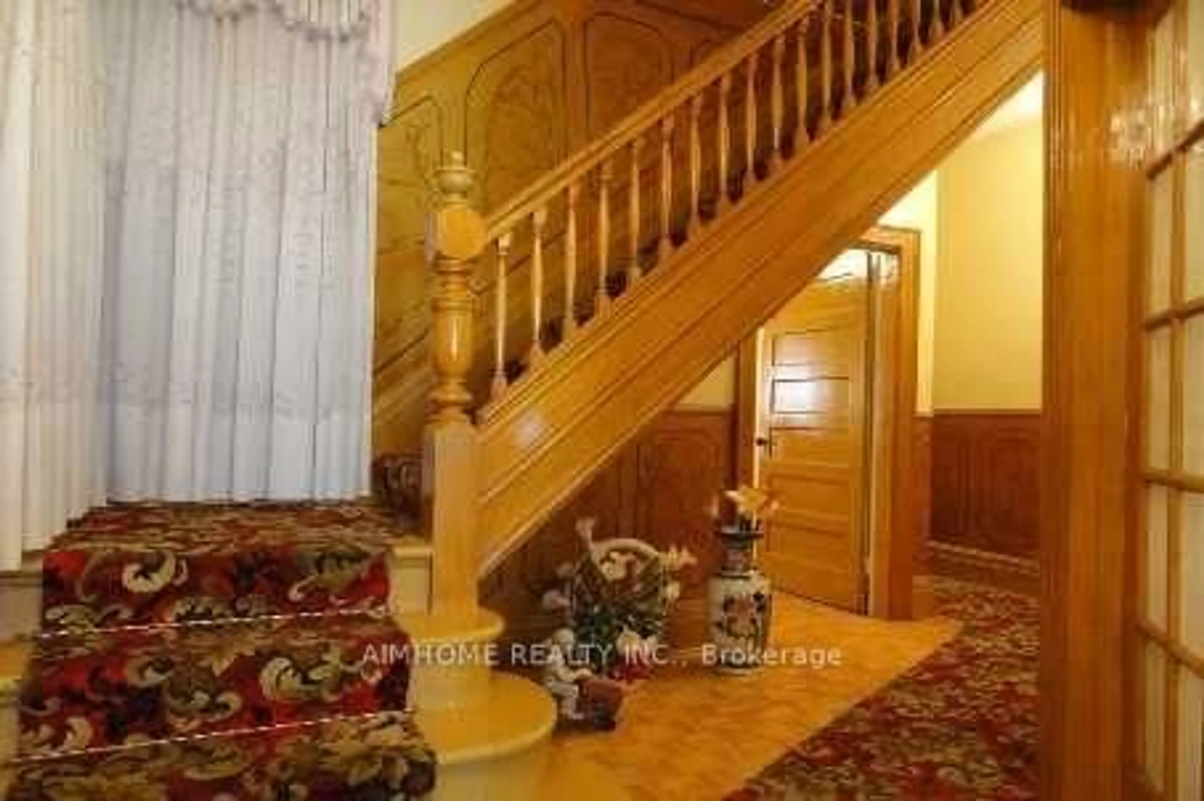 Indoor foyer for 598 Bathurst St, Toronto Ontario M5S 2P9