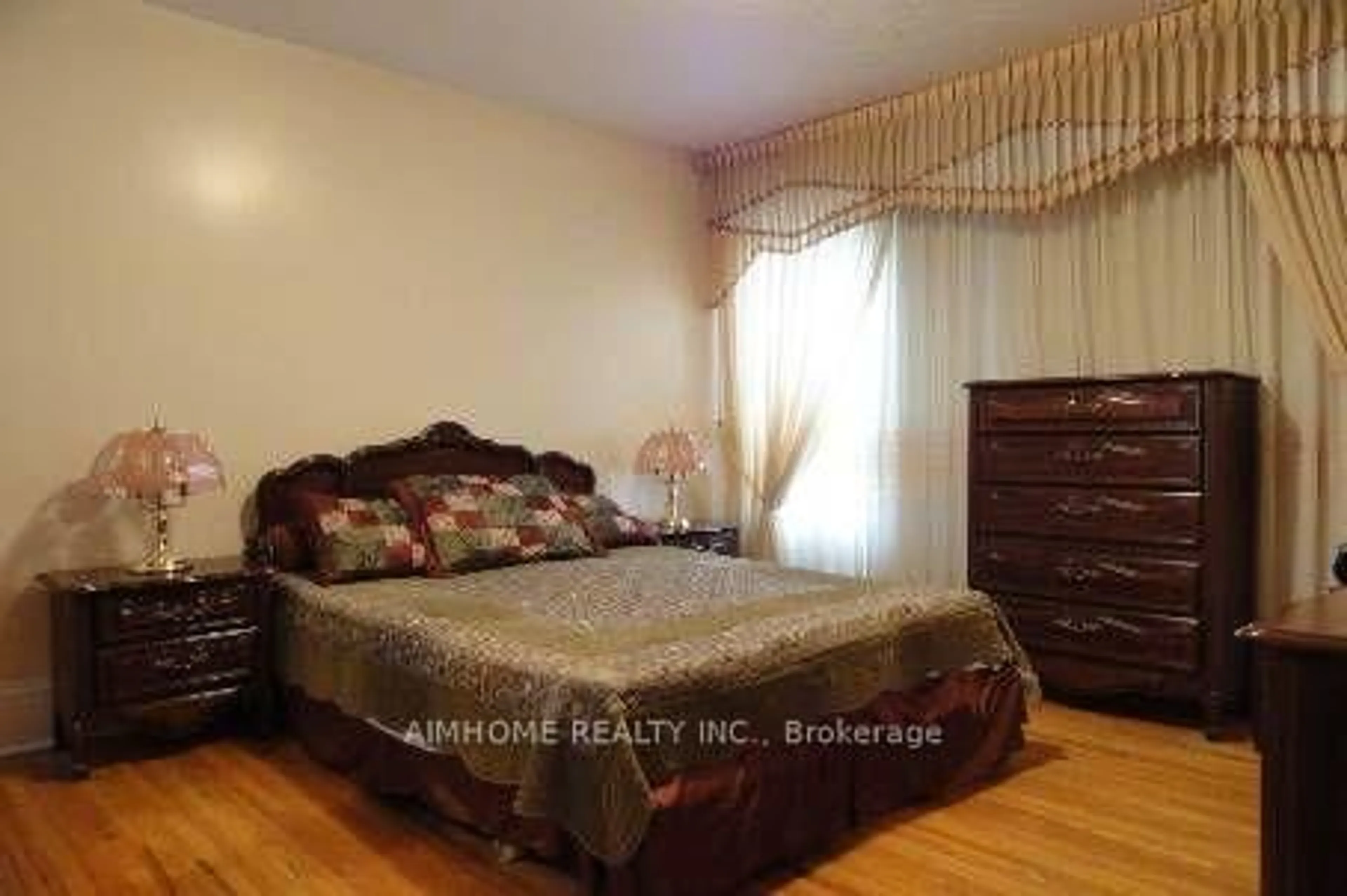 Bedroom with bed, wood/laminate floor for 598 Bathurst St, Toronto Ontario M5S 2P9