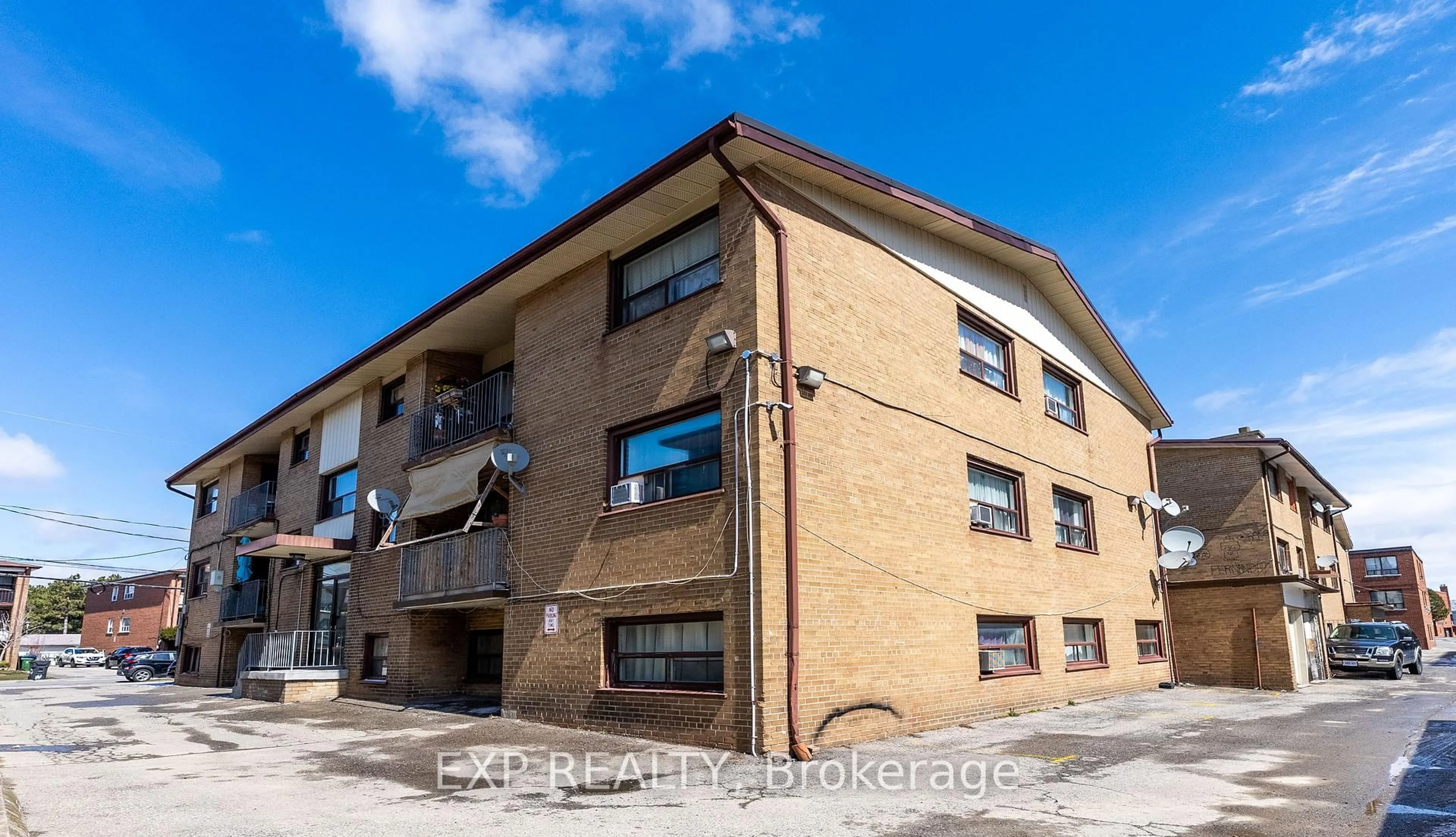 A pic from outside/outdoor area/front of a property/back of a property/a pic from drone, building for 41 Wasdale Cres, Toronto Ontario M6A 1W9