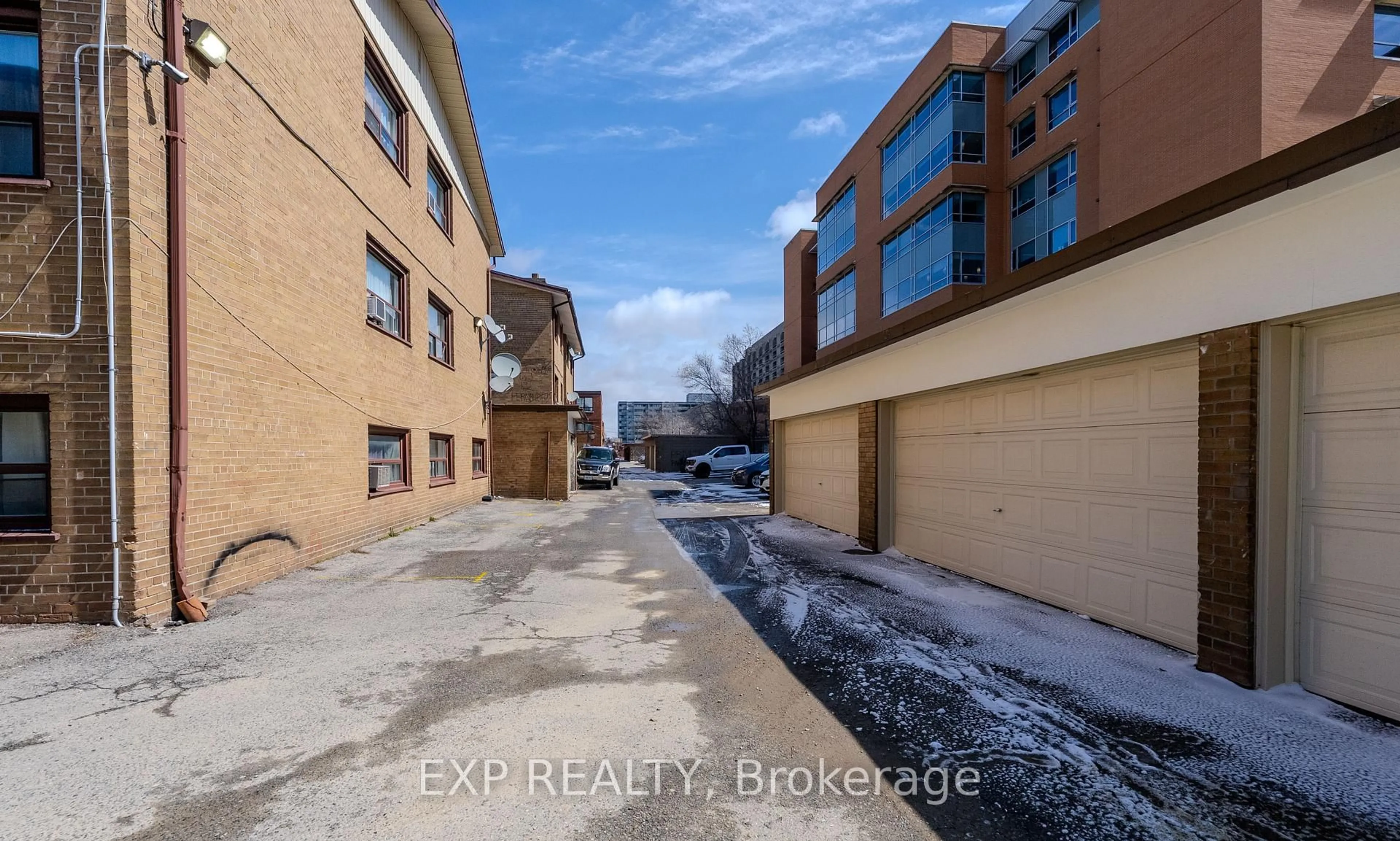 A pic from outside/outdoor area/front of a property/back of a property/a pic from drone, street for 41 Wasdale Cres, Toronto Ontario M6A 1W9