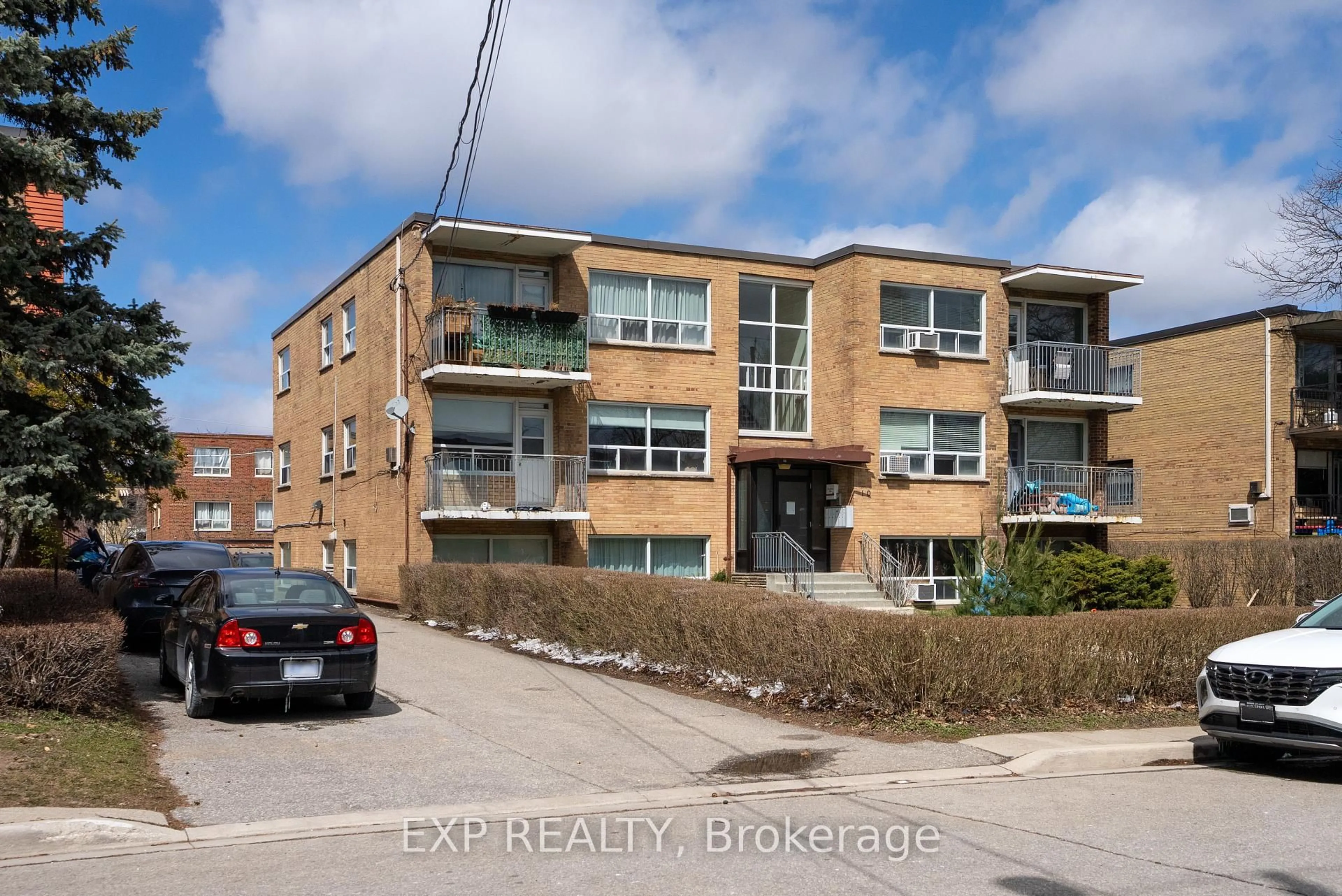 A pic from outside/outdoor area/front of a property/back of a property/a pic from drone, street for 10 Fraserwood Ave, Toronto Ontario M6B 2N4