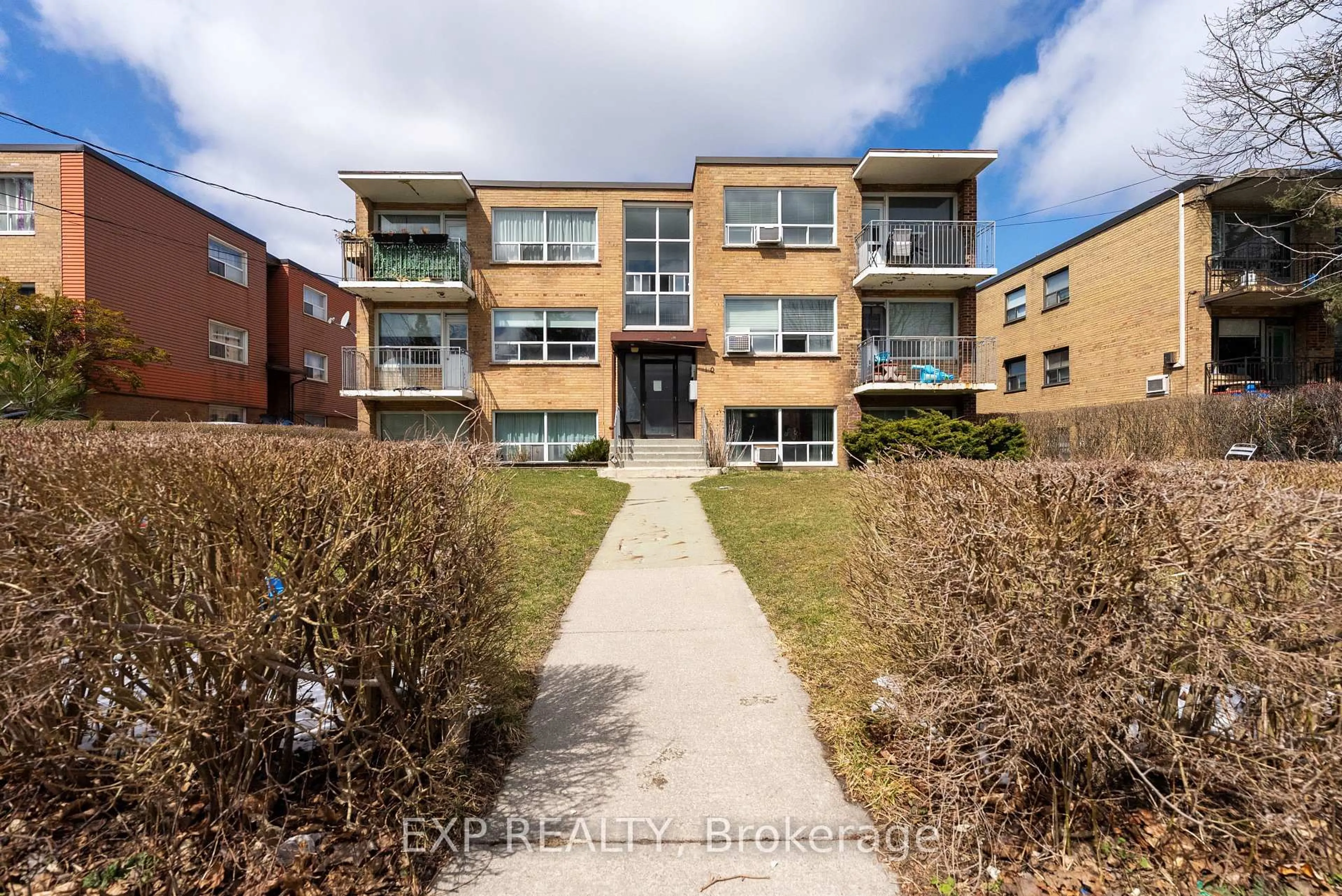 Unknown for 10 Fraserwood Ave, Toronto Ontario M6B 2N4