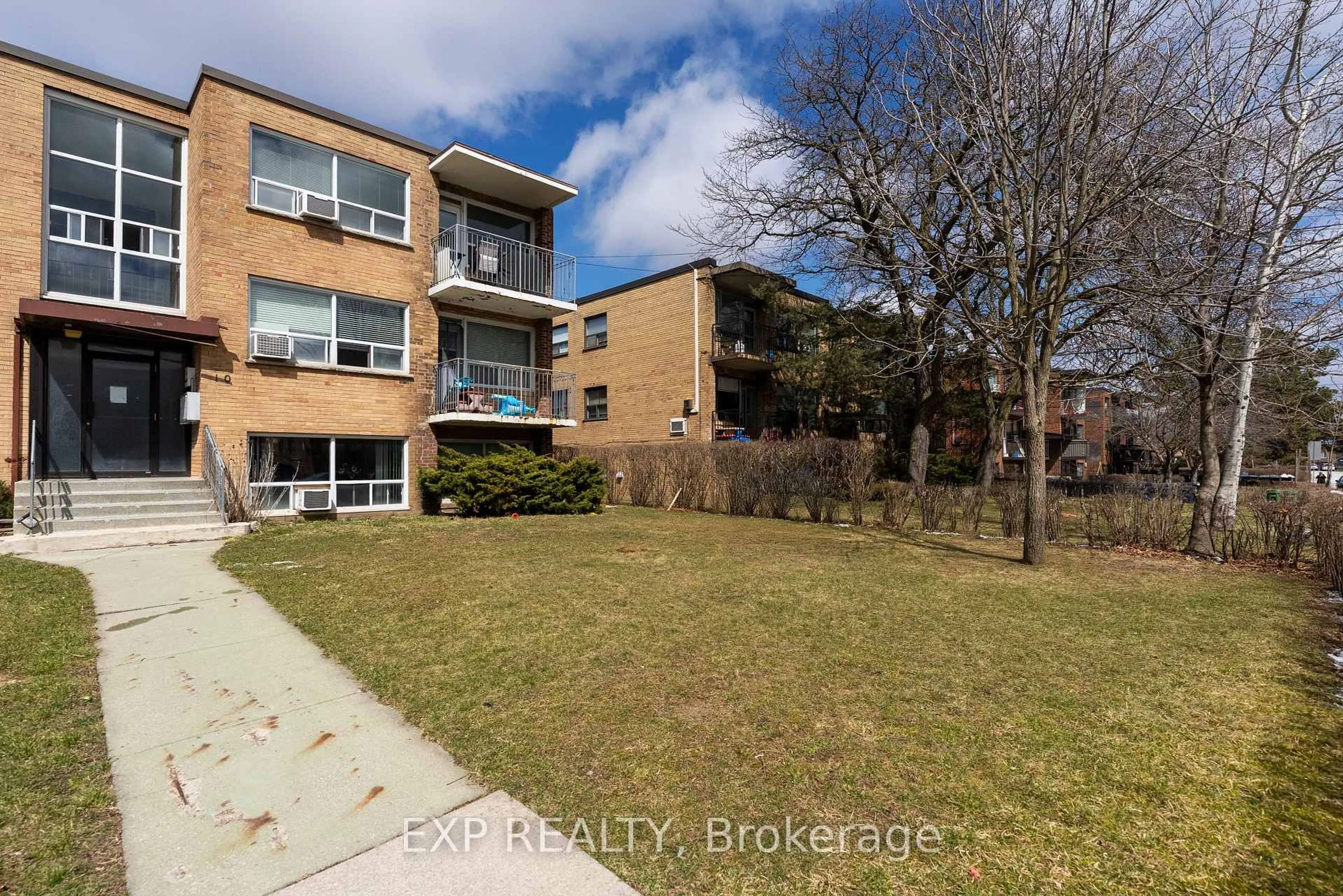 A pic from outside/outdoor area/front of a property/back of a property/a pic from drone, unknown for 10 Fraserwood Ave, Toronto Ontario M6B 2N4