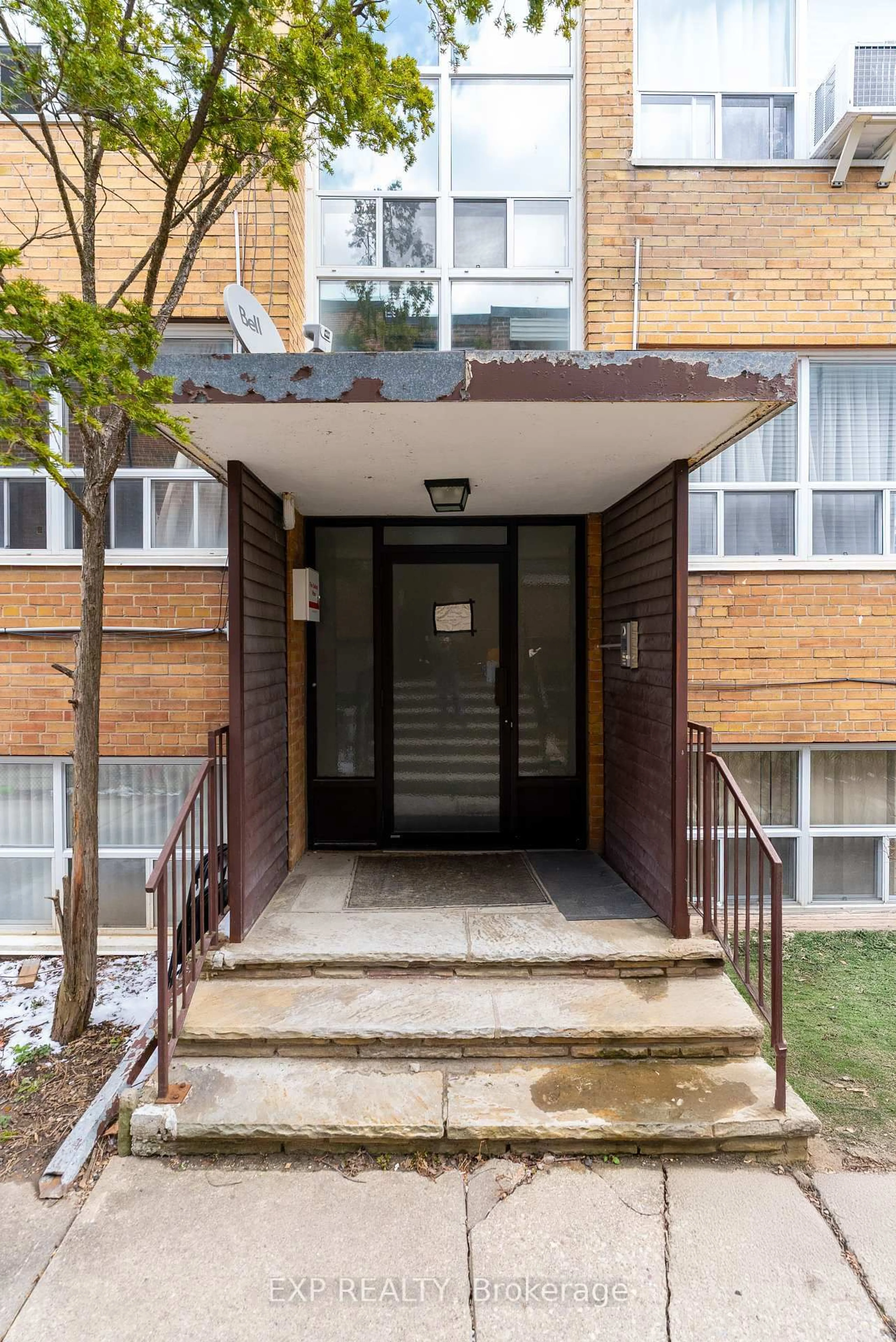 Indoor entryway for 12 Fraserwood Ave, Toronto Ontario M6B 2N4