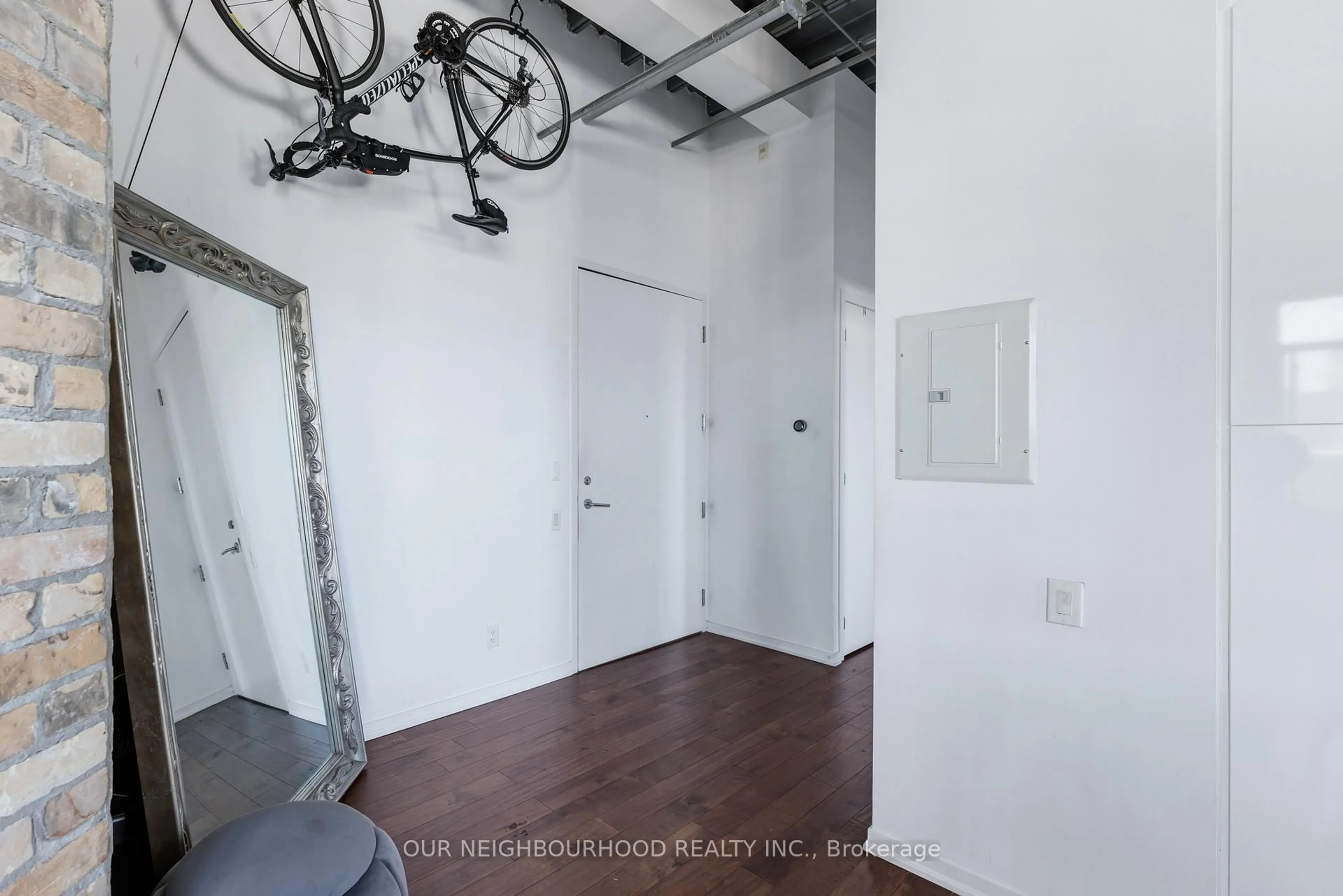Indoor entryway for 736 Dundas St #PH2, Toronto Ontario M5A 2C5