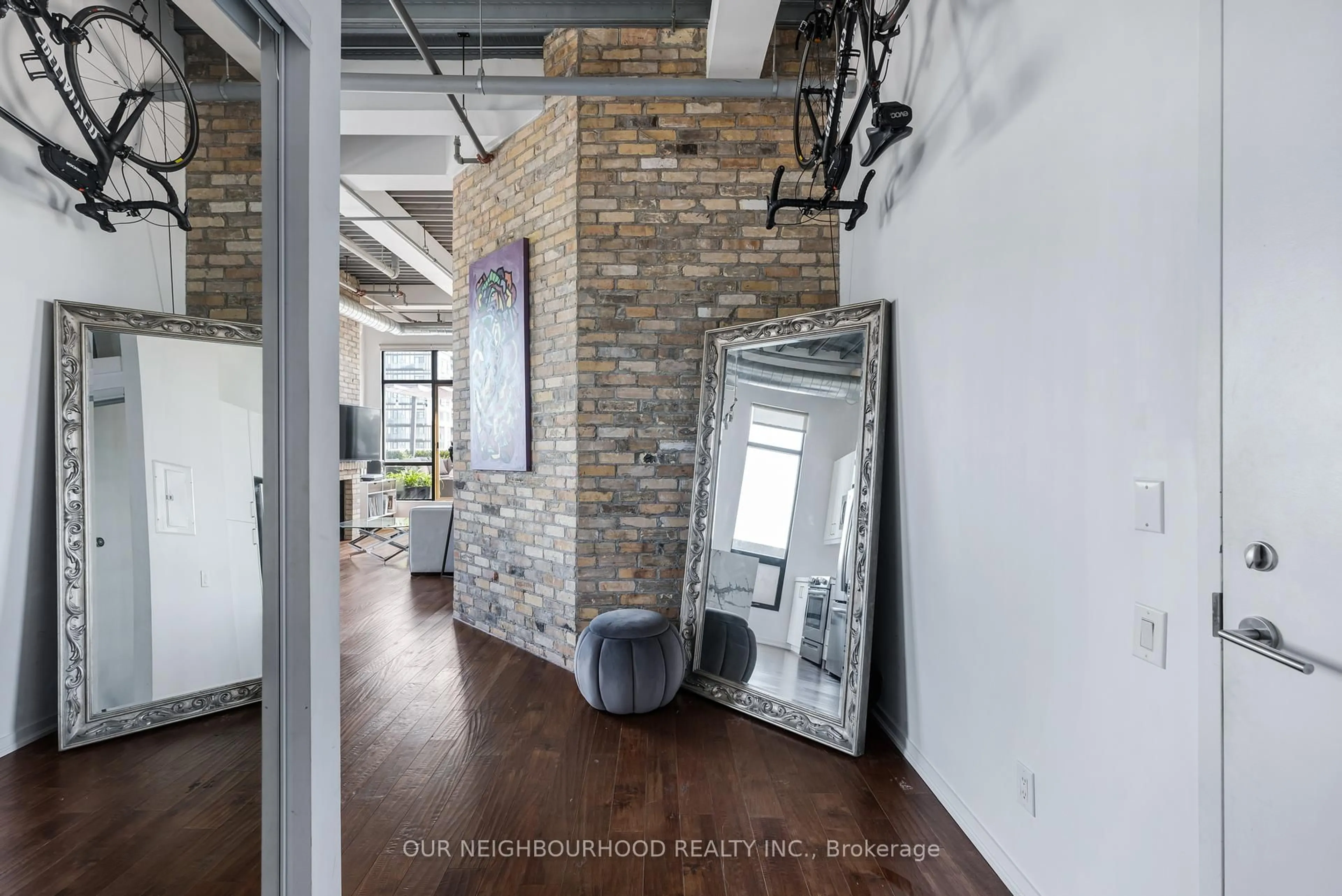 Indoor entryway for 736 Dundas St #PH2, Toronto Ontario M5A 2C5