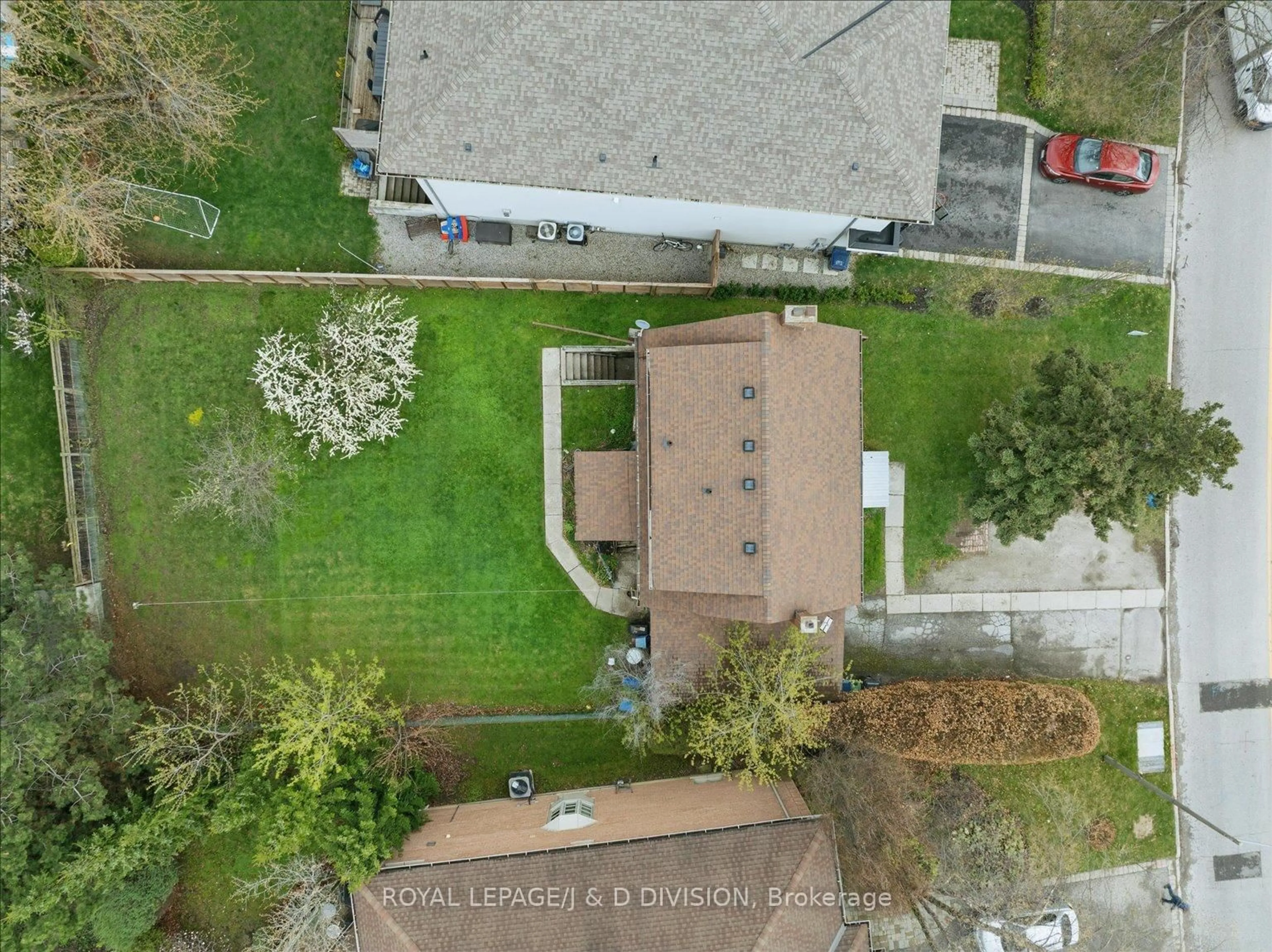 A pic from outside/outdoor area/front of a property/back of a property/a pic from drone, street for 80 Collinson Blvd, Toronto Ontario M3H 3C3