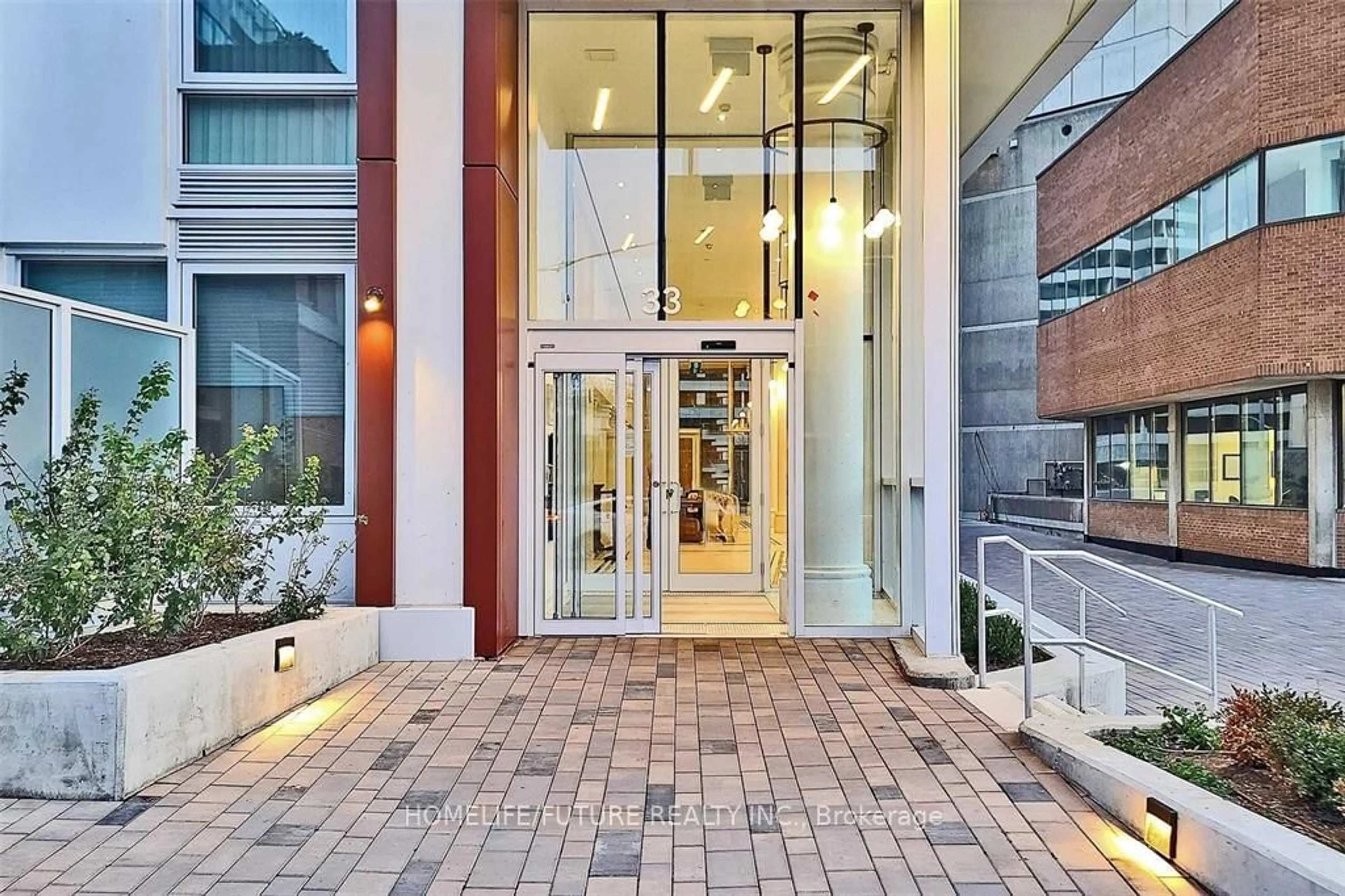 Indoor foyer for 33 Helendale Ave #1802, Toronto Ontario M4R 0A4