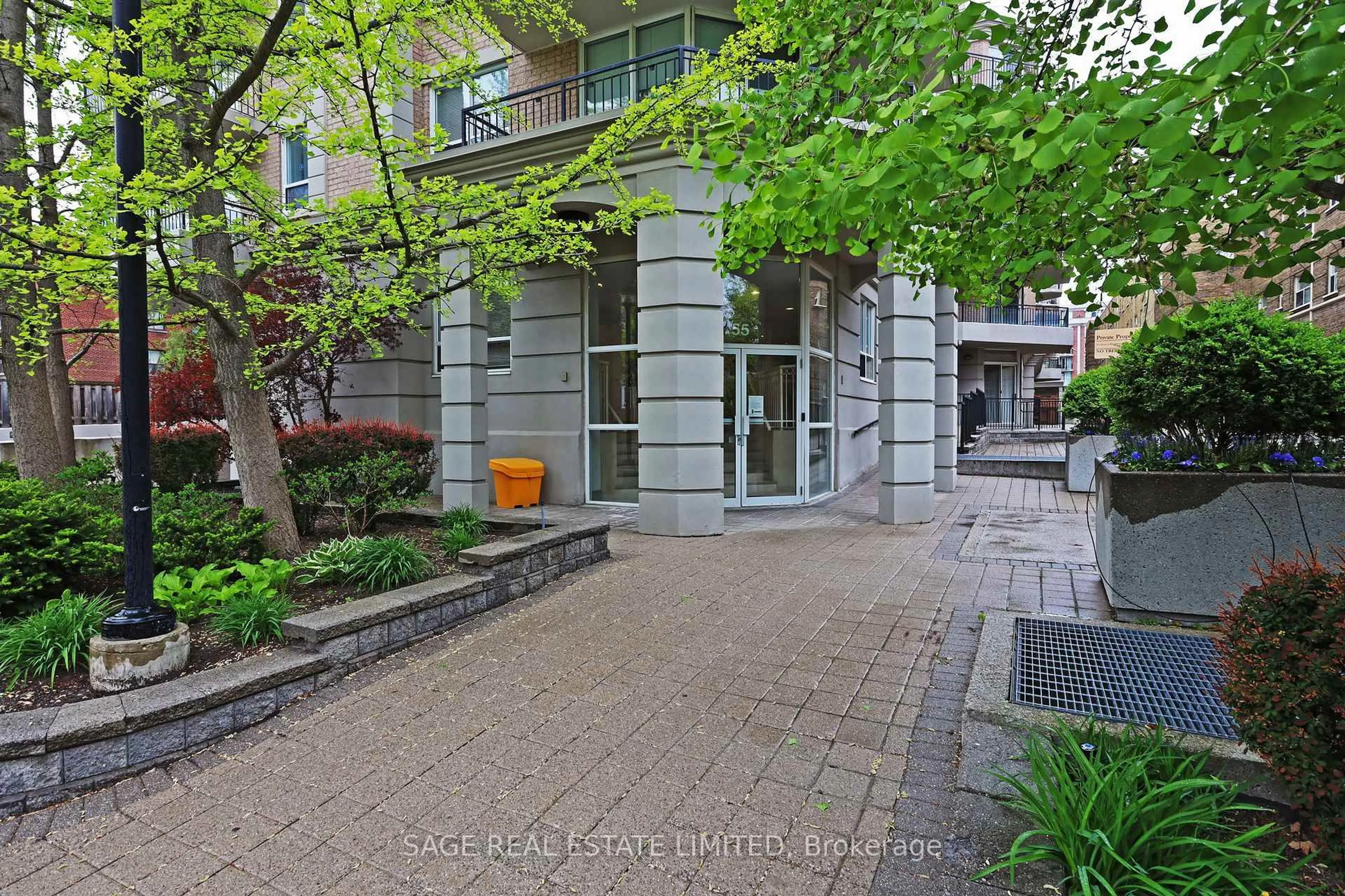 Patio, street for 55 Lorindale Ave #105, Toronto Ontario M5M 3C3