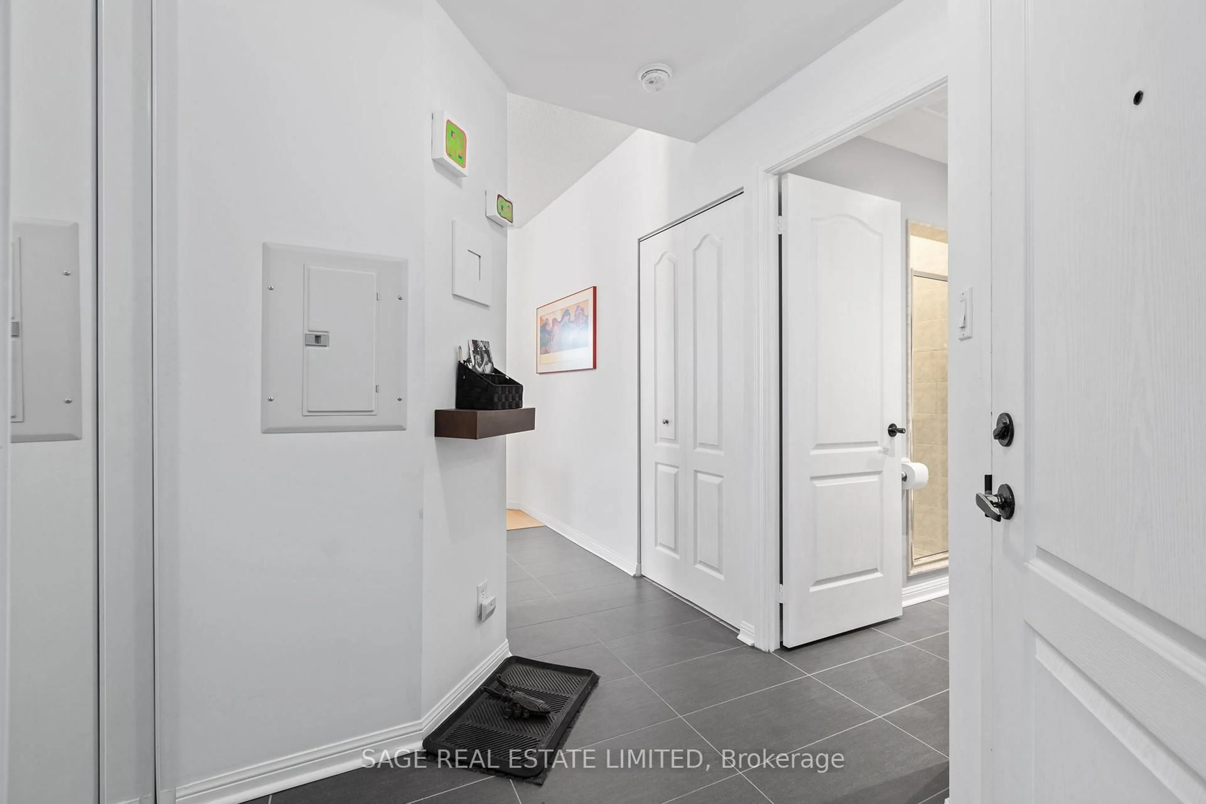 Indoor entryway for 55 Lorindale Ave #105, Toronto Ontario M5M 3C3