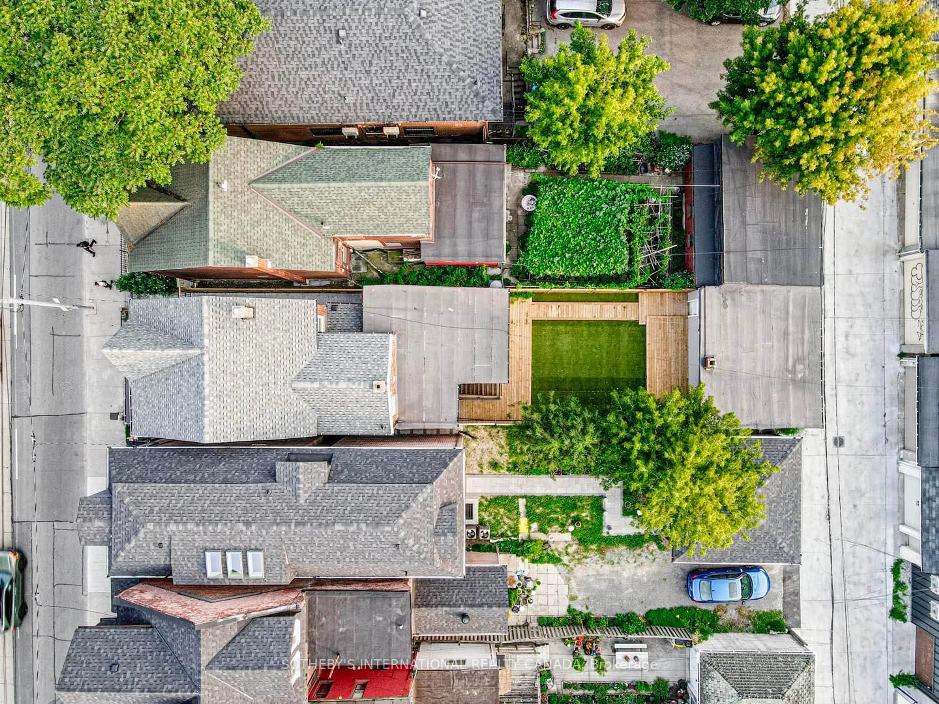 A pic from outside/outdoor area/front of a property/back of a property/a pic from drone, street for 290 Bathurst St, Toronto Ontario M5T 2S3