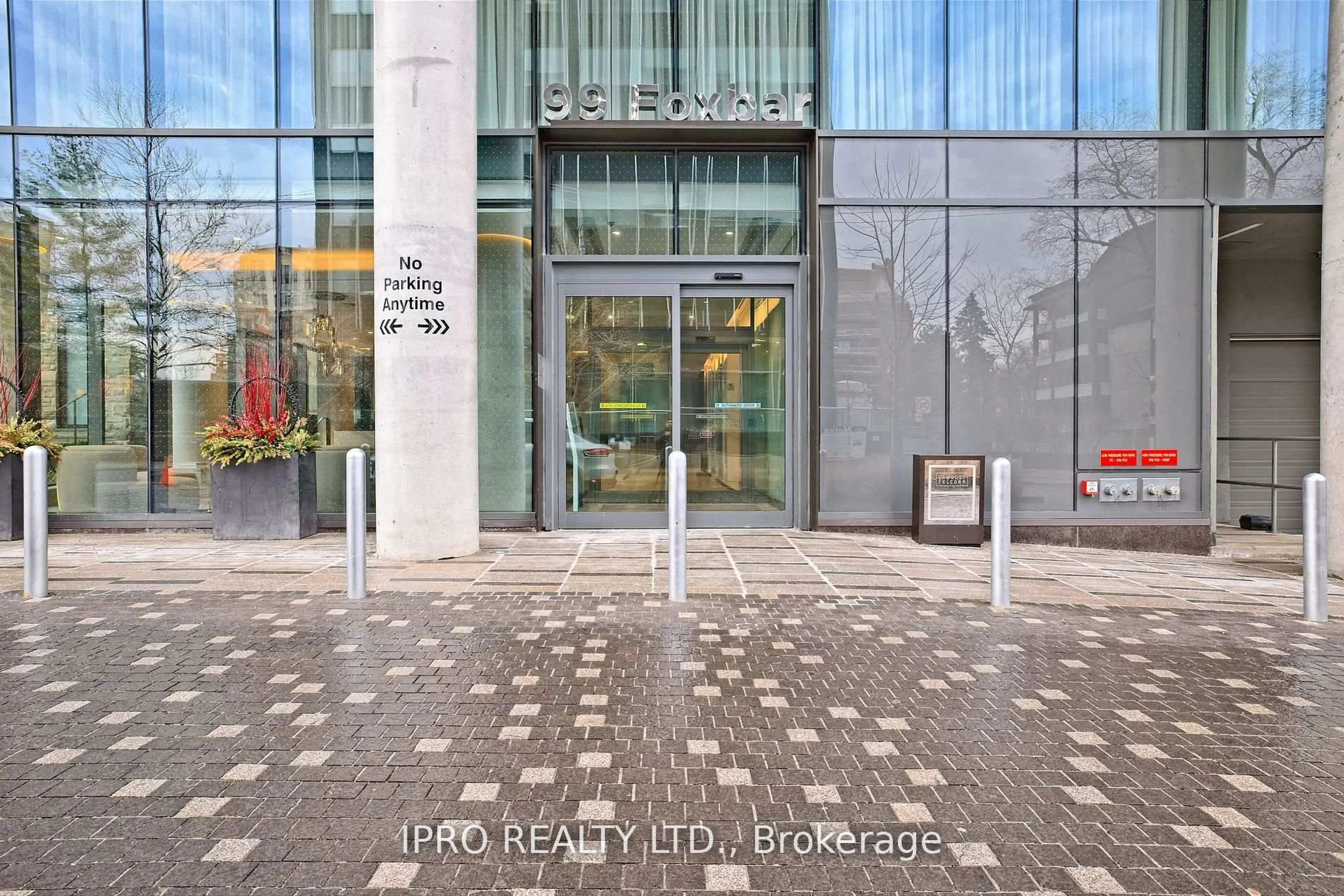 Indoor foyer for 99 Foxbar Rd #409, Toronto Ontario M4V 0B2