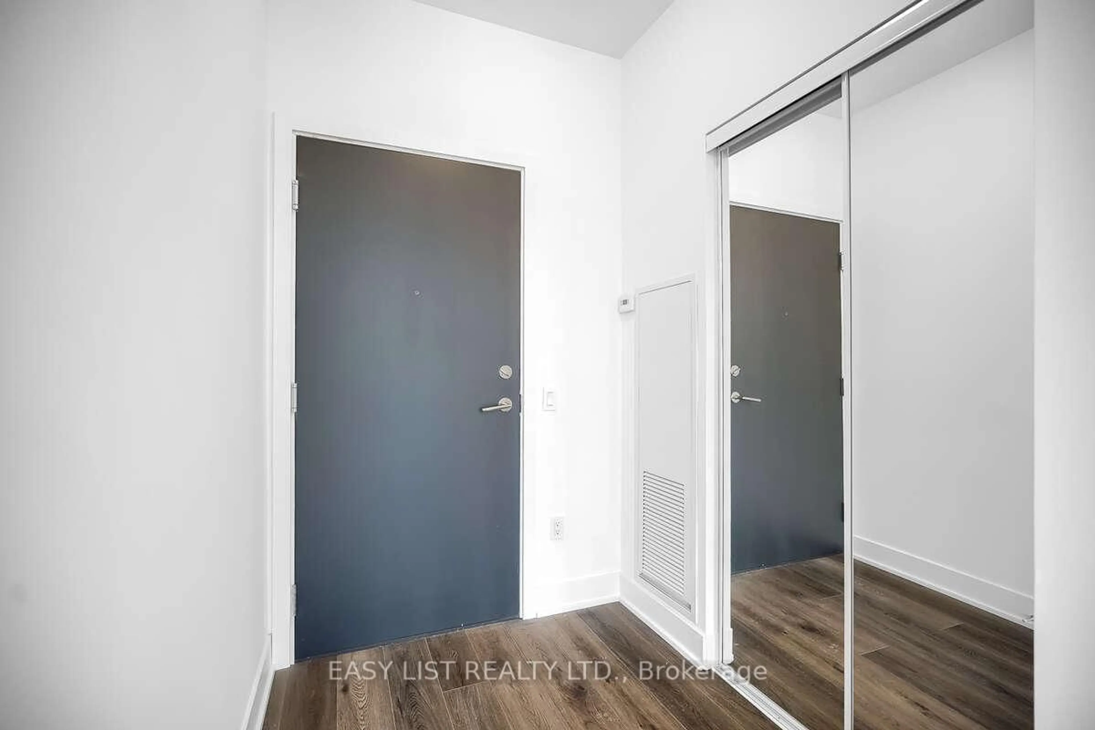 Indoor entryway for 250 Lawrence Ave #906, Toronto Ontario M5M 1B1