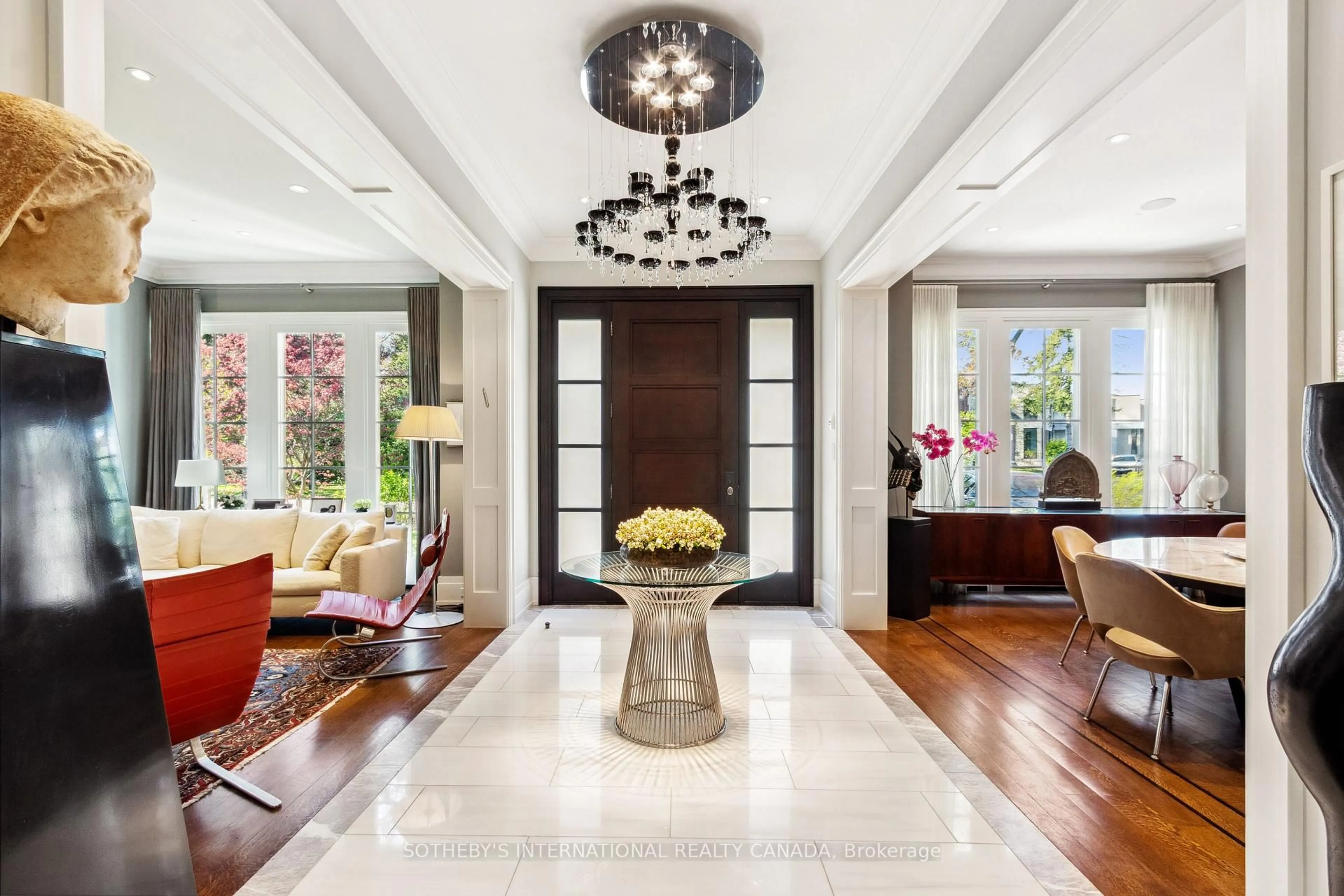 Indoor foyer for 33 Bayview Wood, Toronto Ontario M4N 1R8