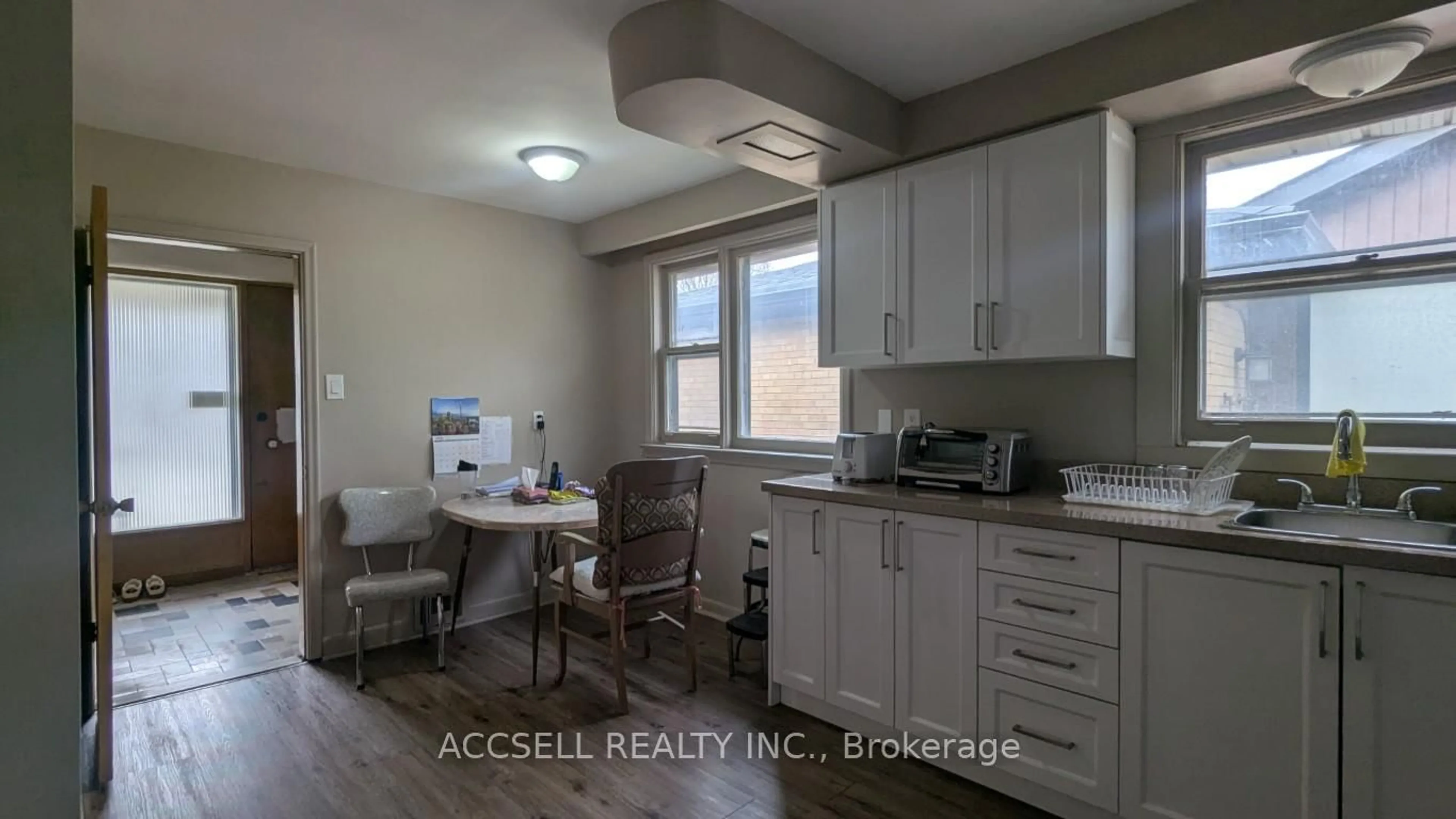 A pic of a room for 117 Palm Dr, Toronto Ontario M3H 2C2