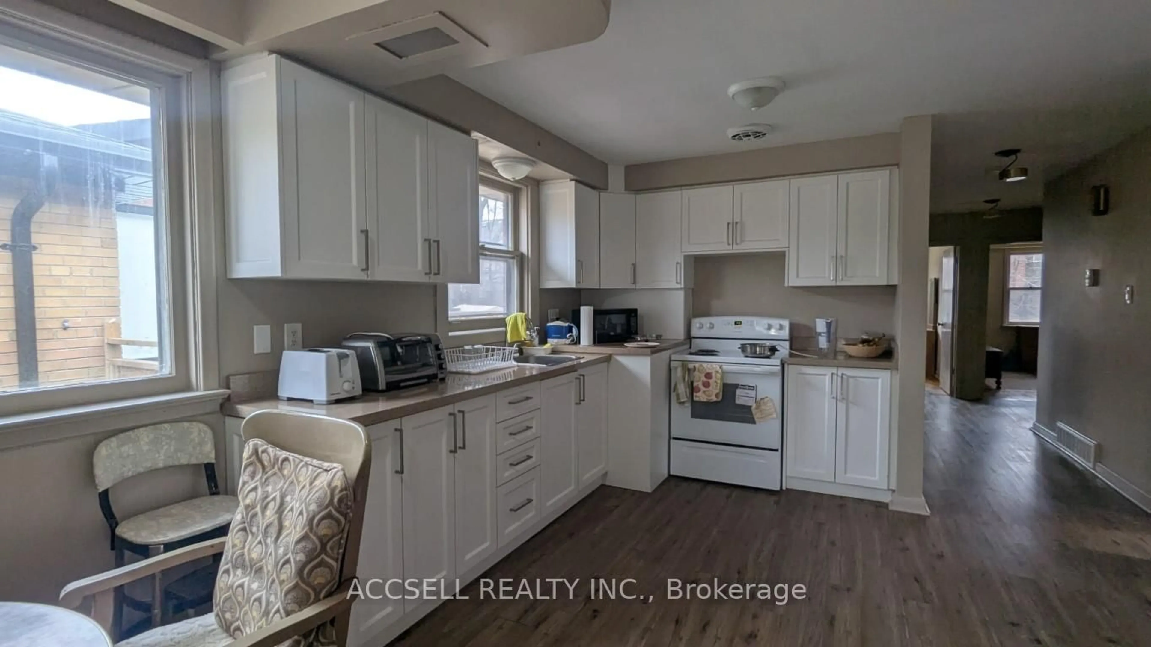 Open concept kitchen, ceramic/tile floor for 117 Palm Dr, Toronto Ontario M3H 2C2