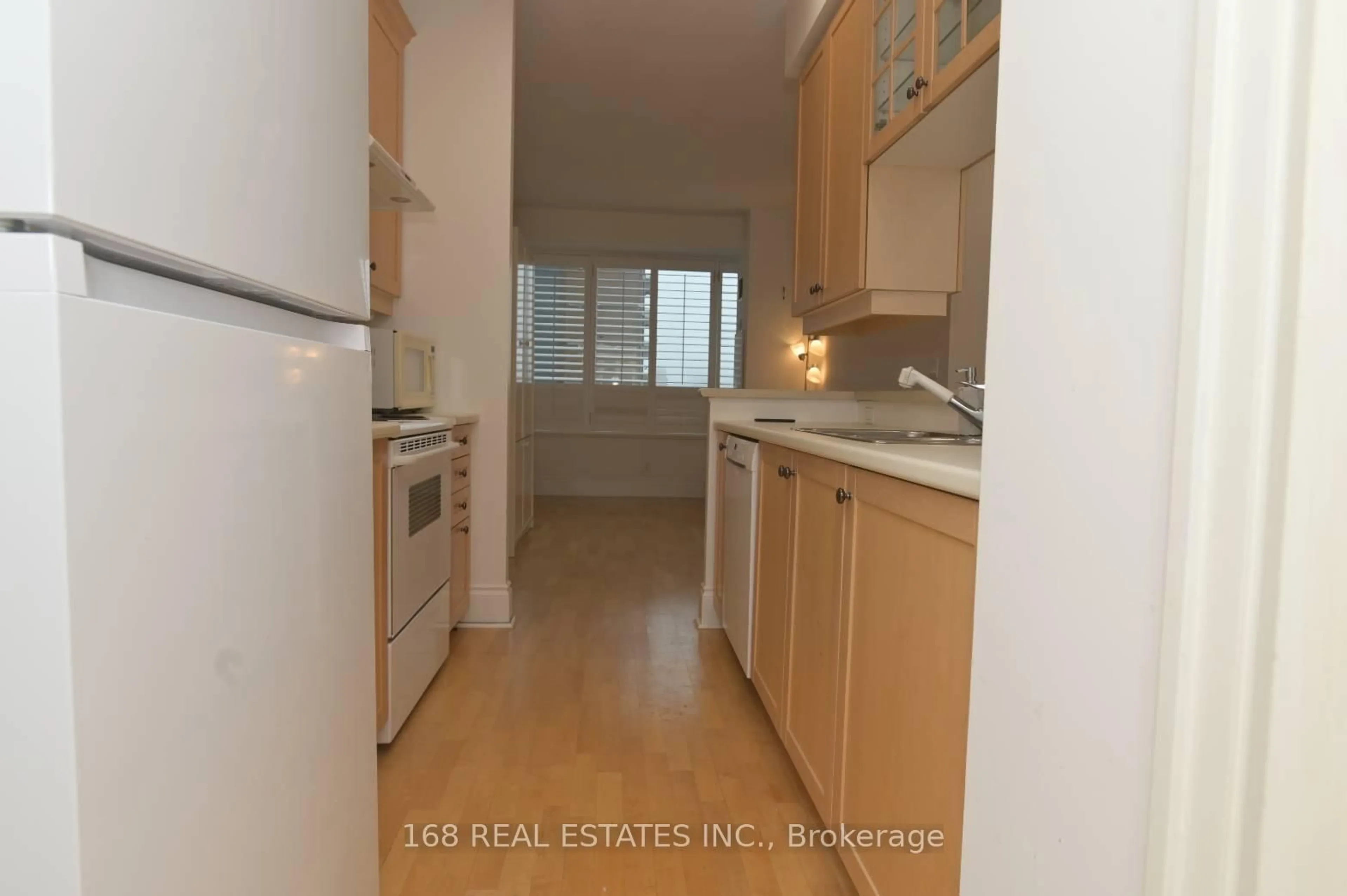 Standard kitchen, unknown for 102 Bloor Street West St #910, Toronto Ontario M5S 1M8