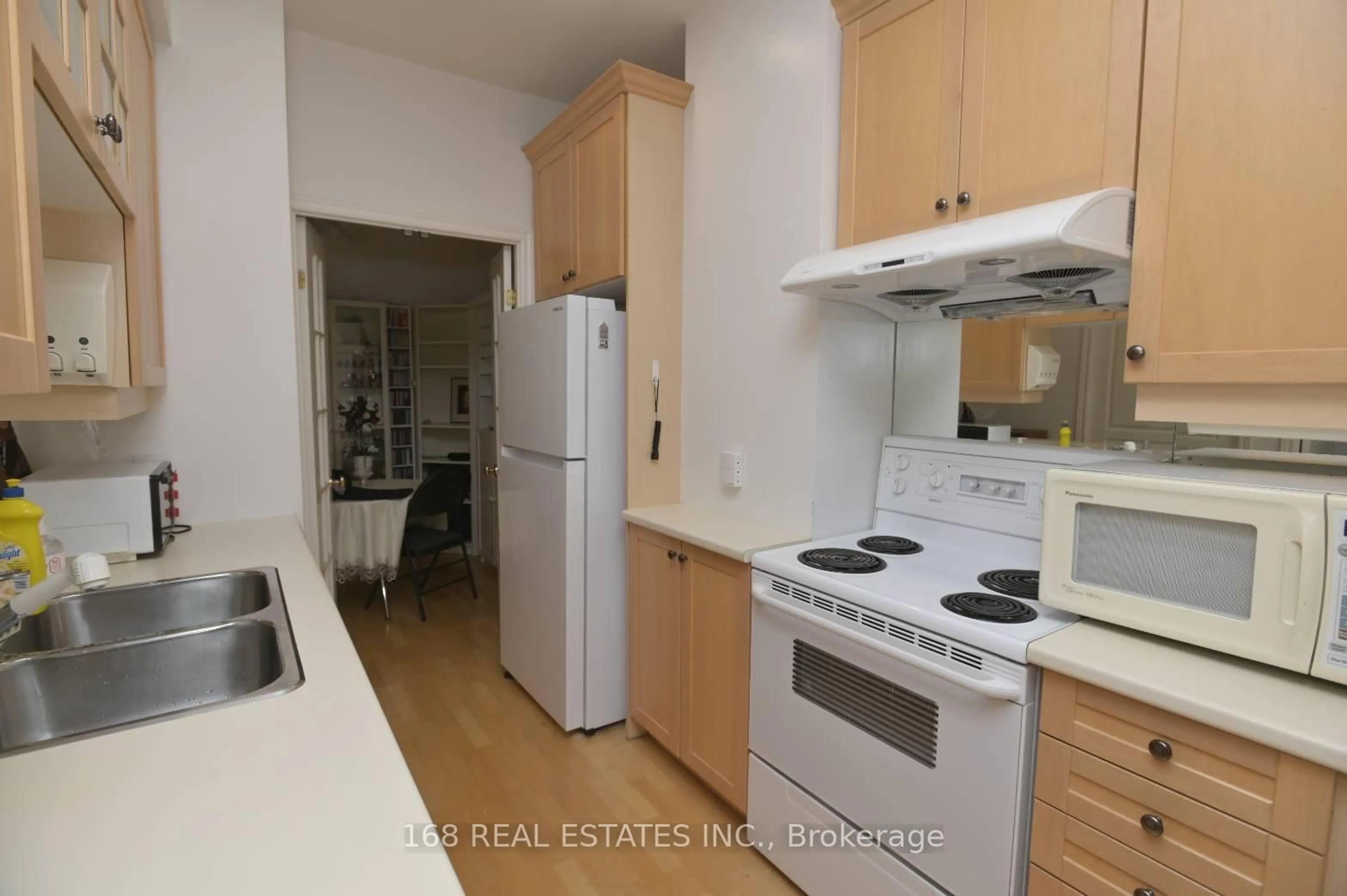 Standard kitchen, unknown for 102 Bloor Street West St #910, Toronto Ontario M5S 1M8