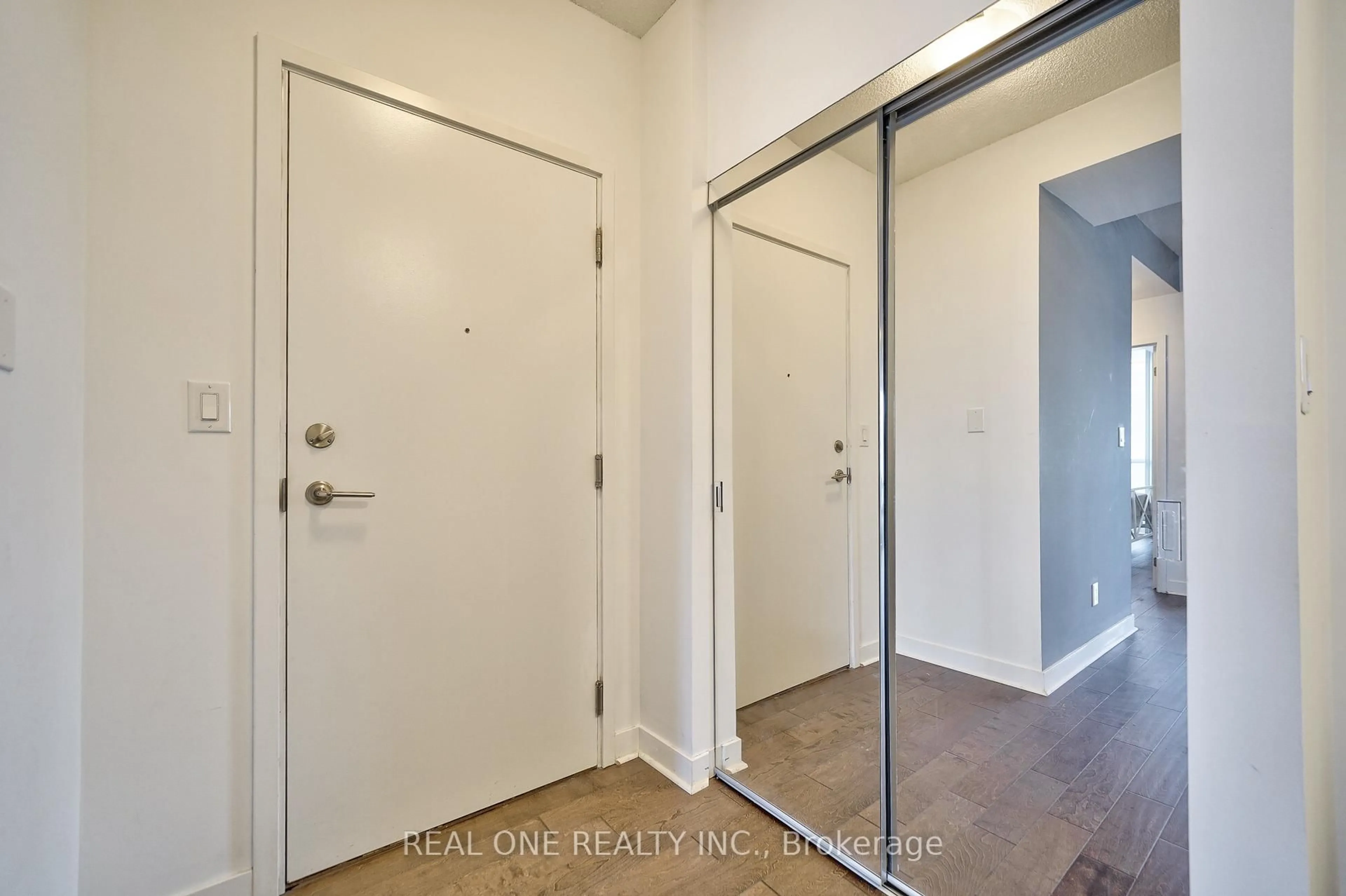 Indoor entryway for 295 Adelaide St #3106, Toronto Ontario M5V 0L4