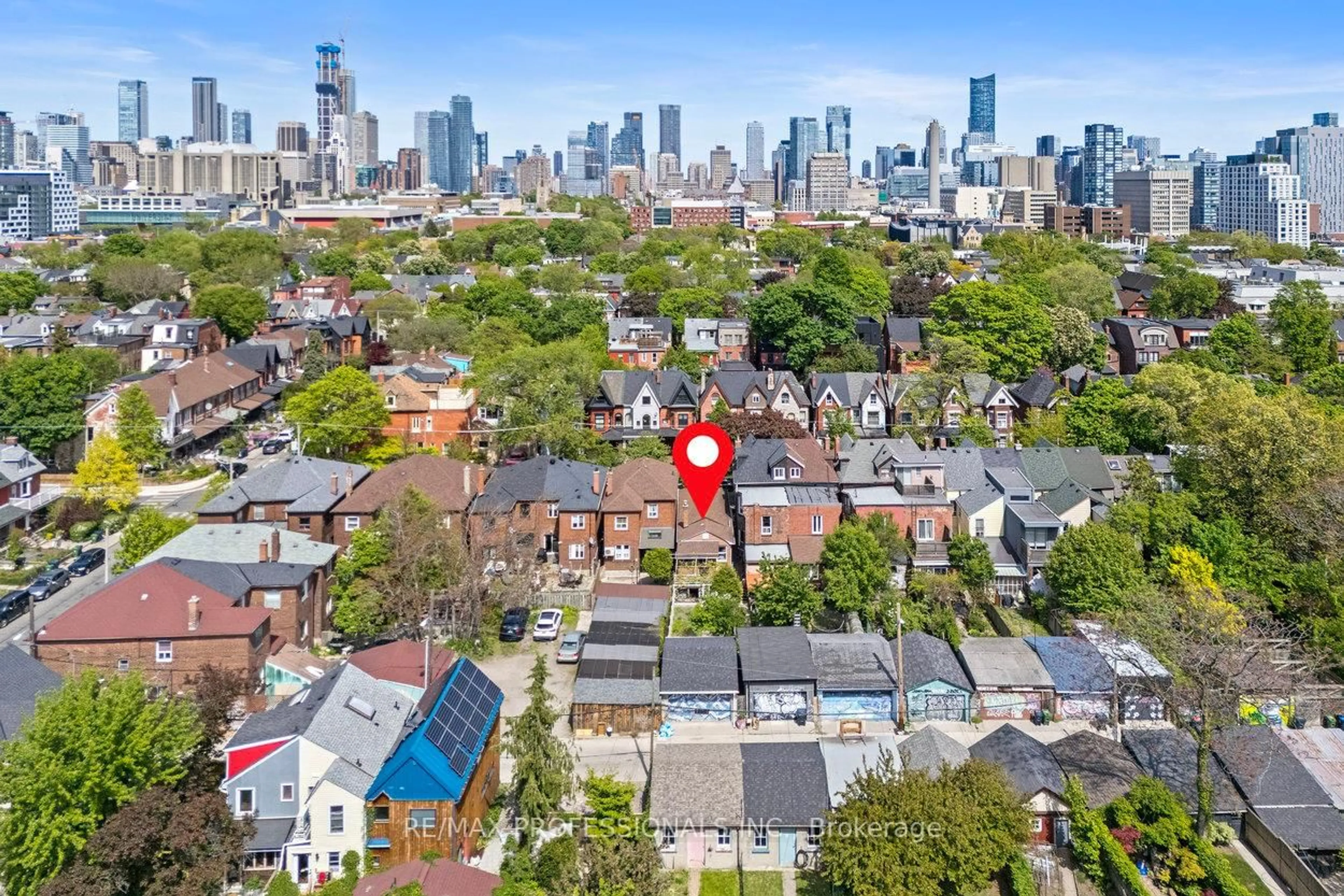 A pic from outside/outdoor area/front of a property/back of a property/a pic from drone, city buildings view from balcony for 116 Borden St, Toronto Ontario M5S 2N1