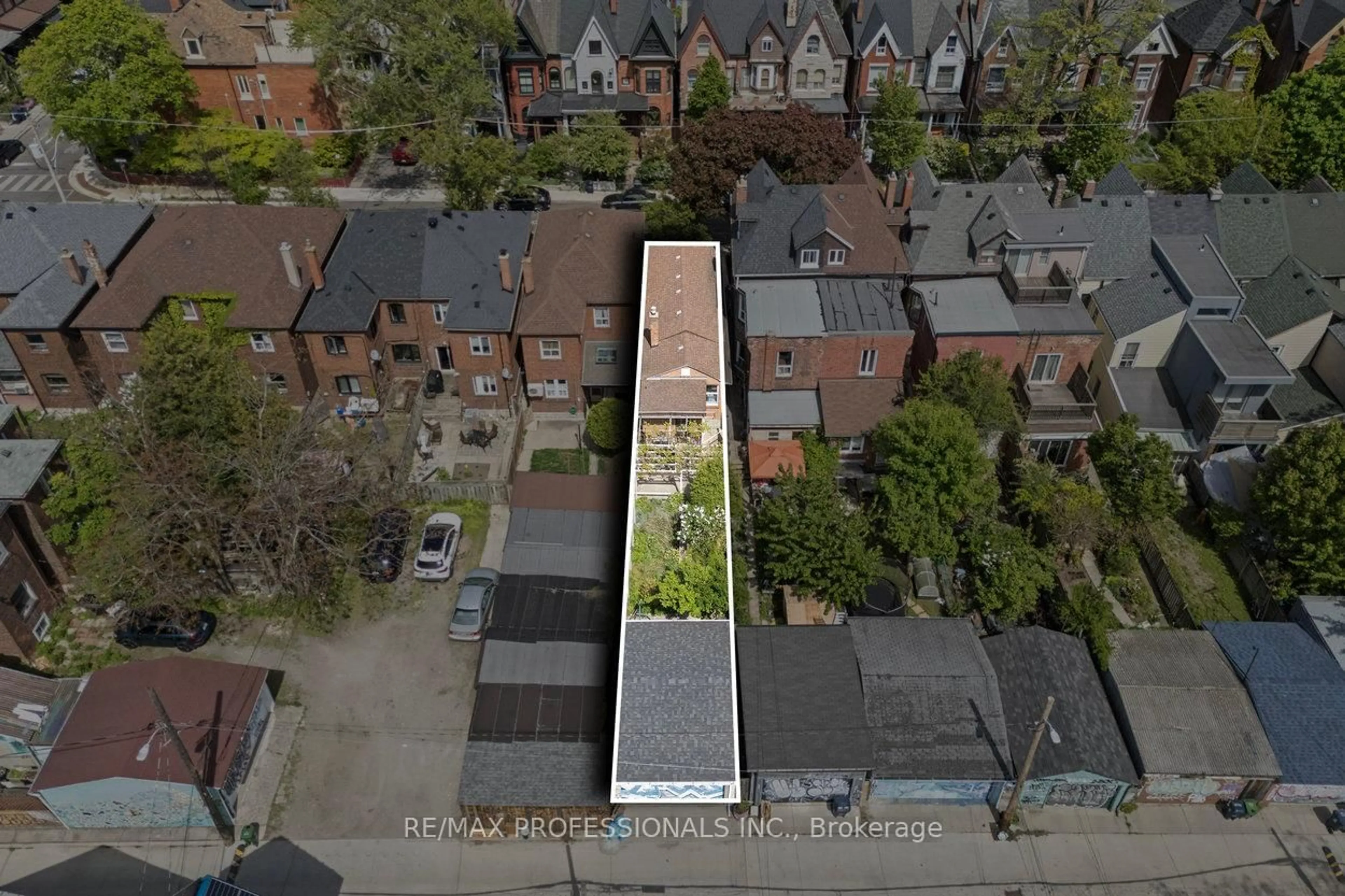 A pic from outside/outdoor area/front of a property/back of a property/a pic from drone, unknown for 116 Borden St, Toronto Ontario M5S 2N1
