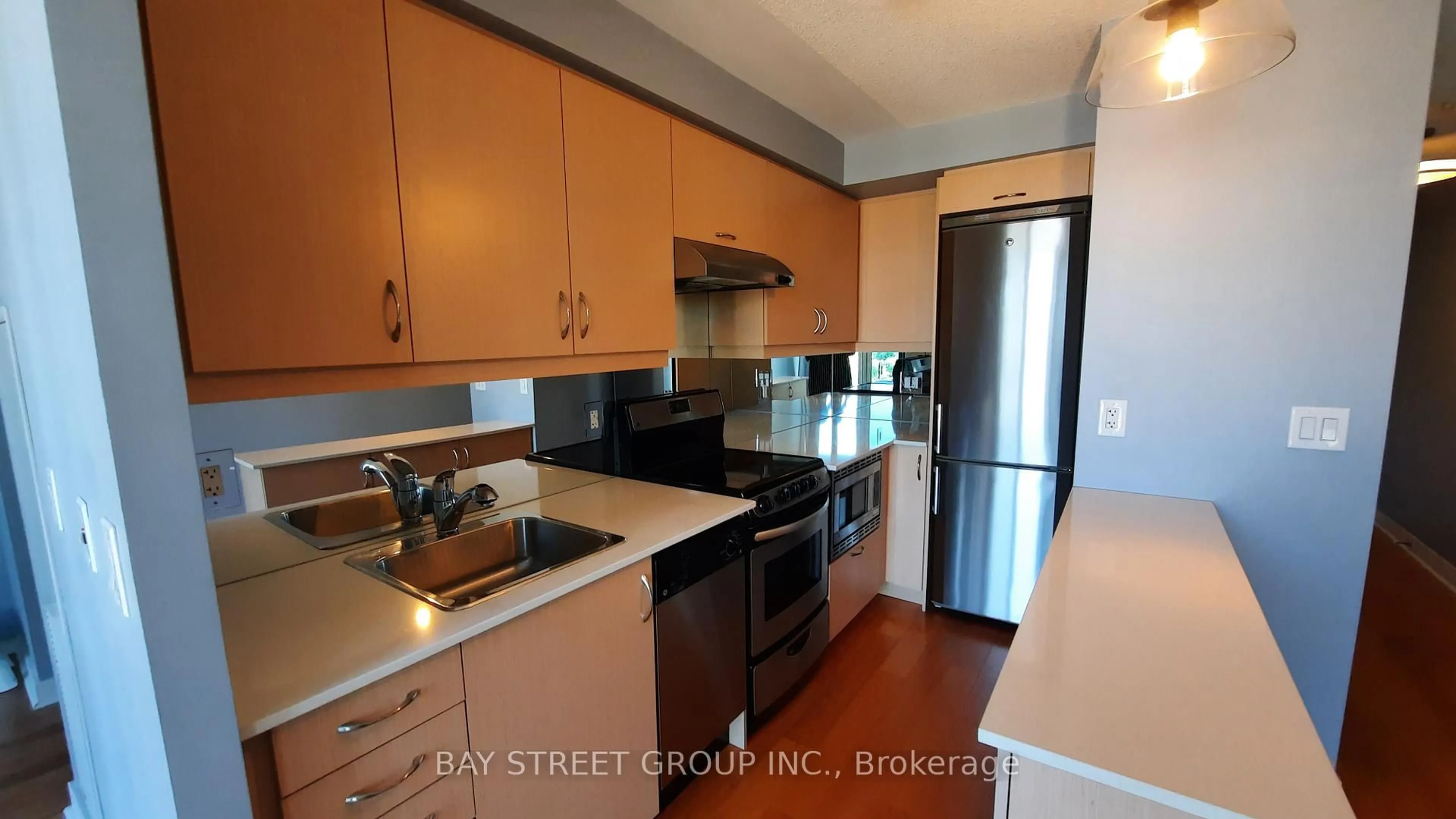 Standard kitchen, wood/laminate floor for 320 Richmond St #1202, Toronto Ontario M5A 1P9