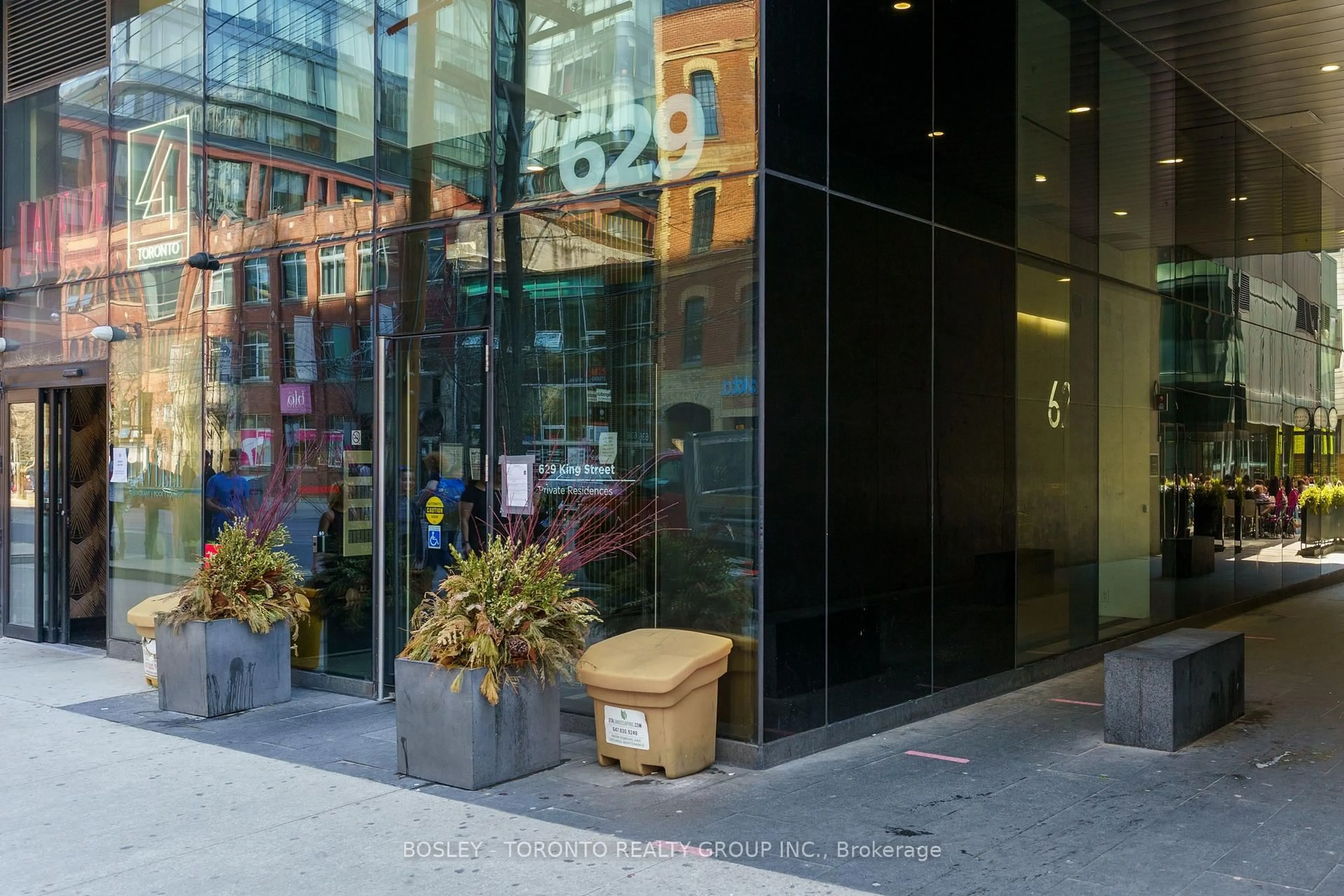 Indoor foyer for 629 King St #928, Toronto Ontario M5V 1M5