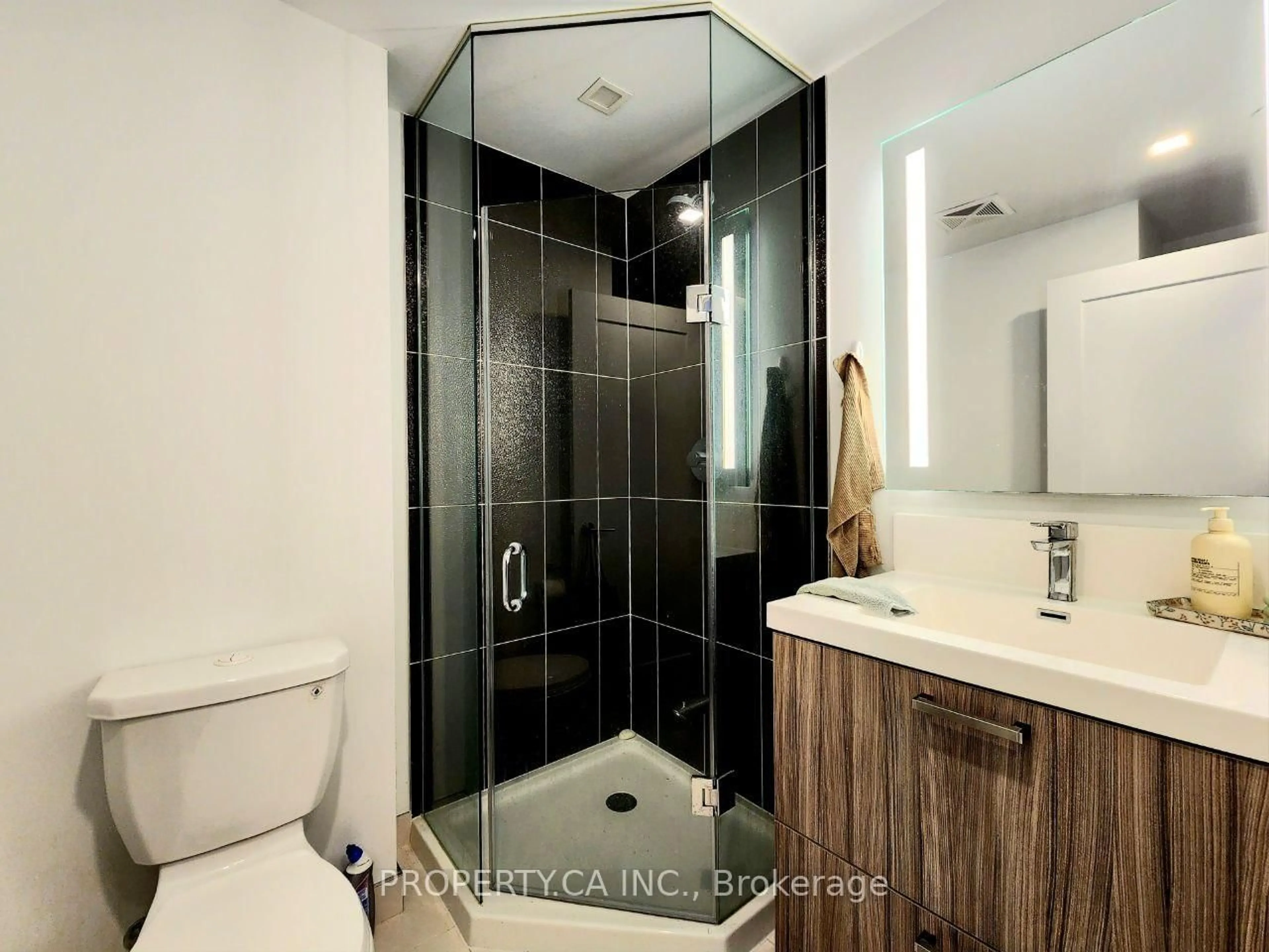Contemporary bathroom, ceramic/tile floor for 50 McCaul St #910, Toronto Ontario M5T 1V9