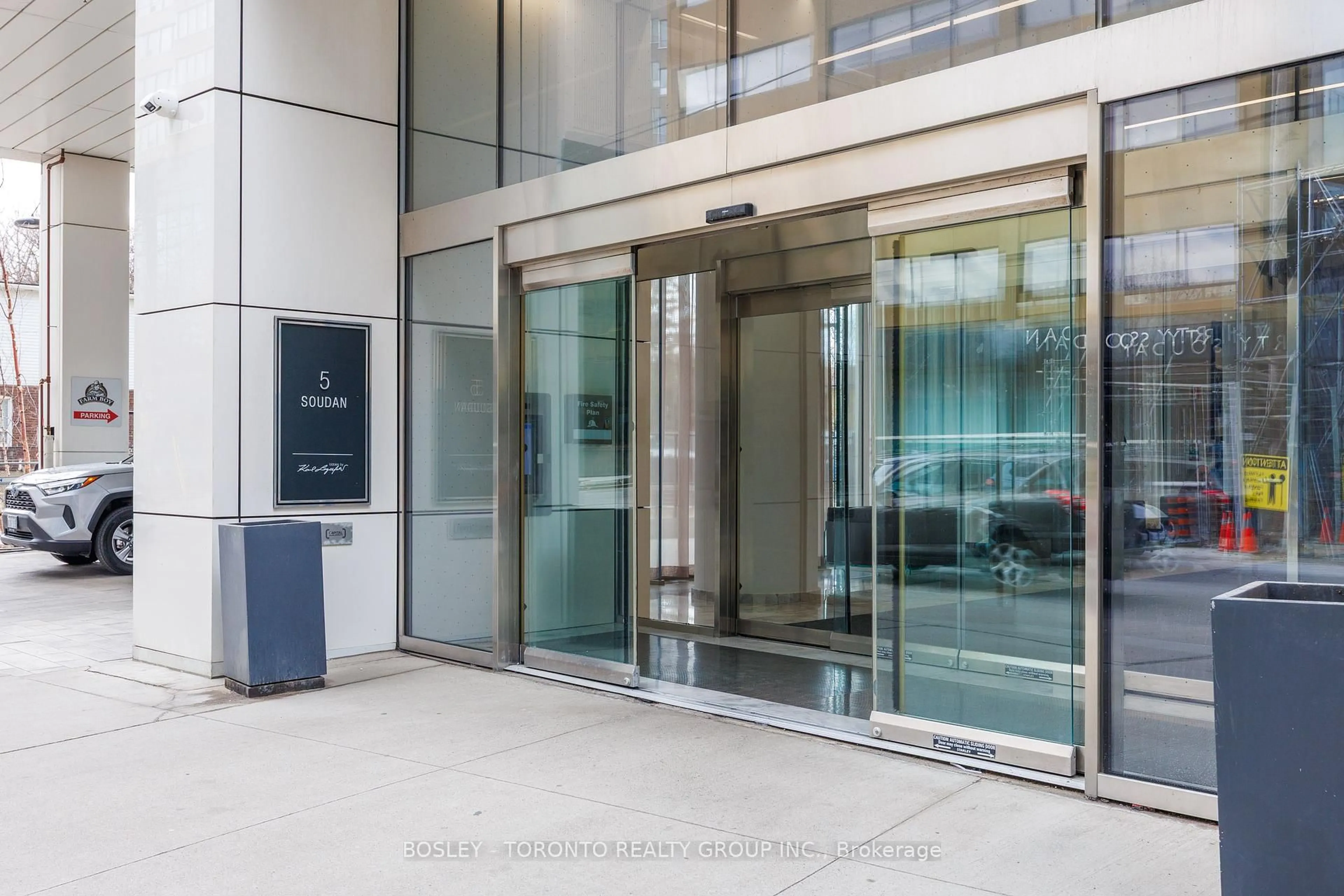 Indoor foyer for 5 Soudan Ave #844, Toronto Ontario M4S 0B1