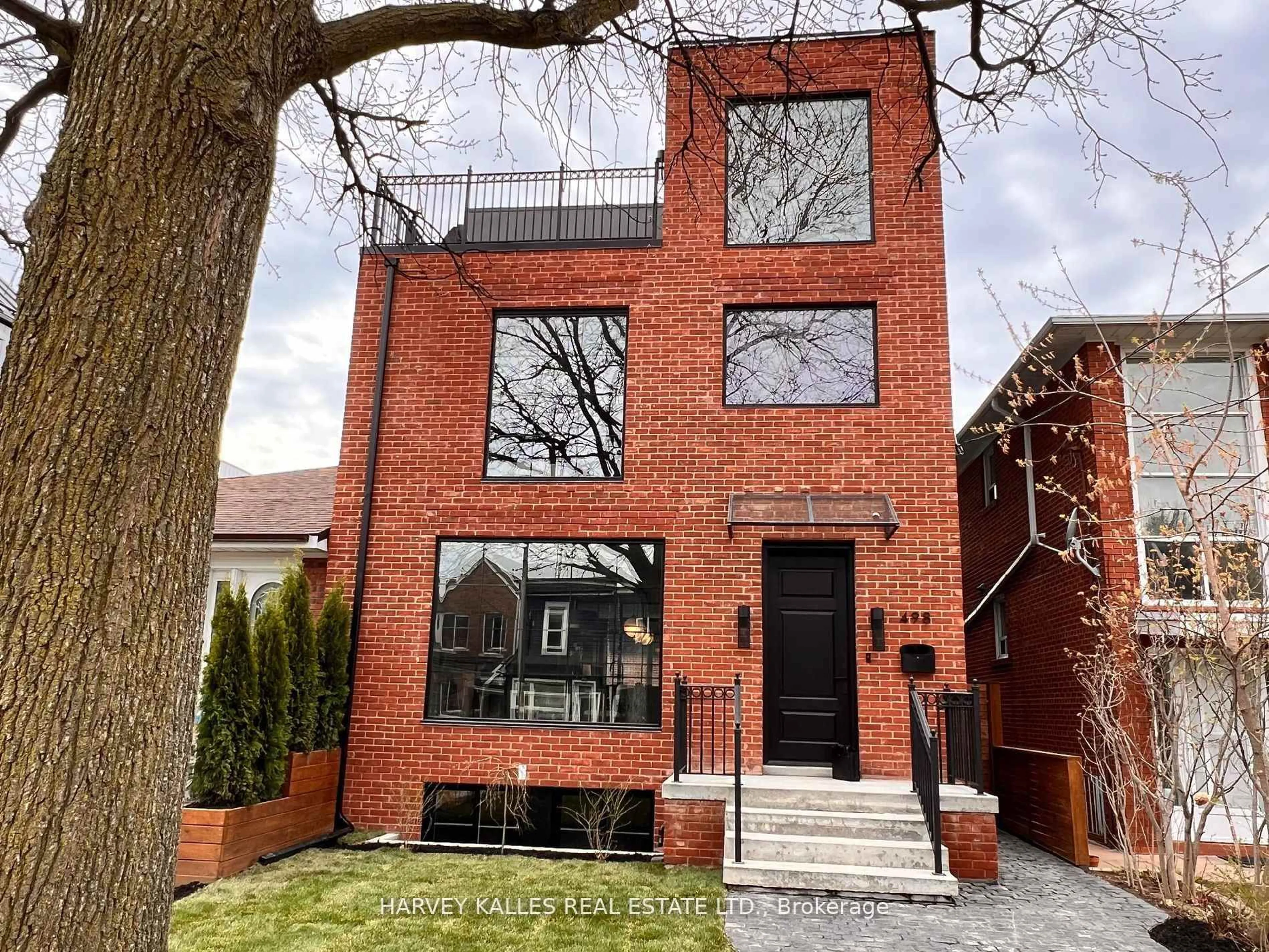 Home with brick exterior material, building for 498 Roxton Rd, Toronto Ontario M6G 3R4