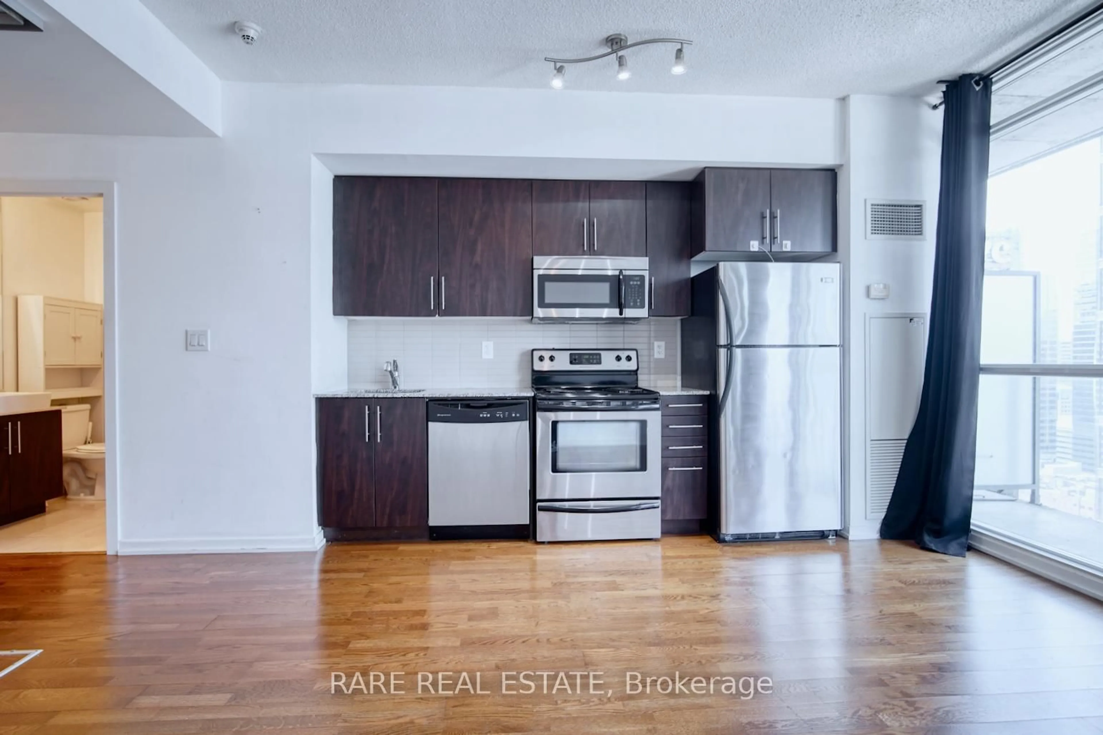 Standard kitchen, wood/laminate floor for 65 Bremner Blvd #3006, Toronto Ontario M5J 0A7