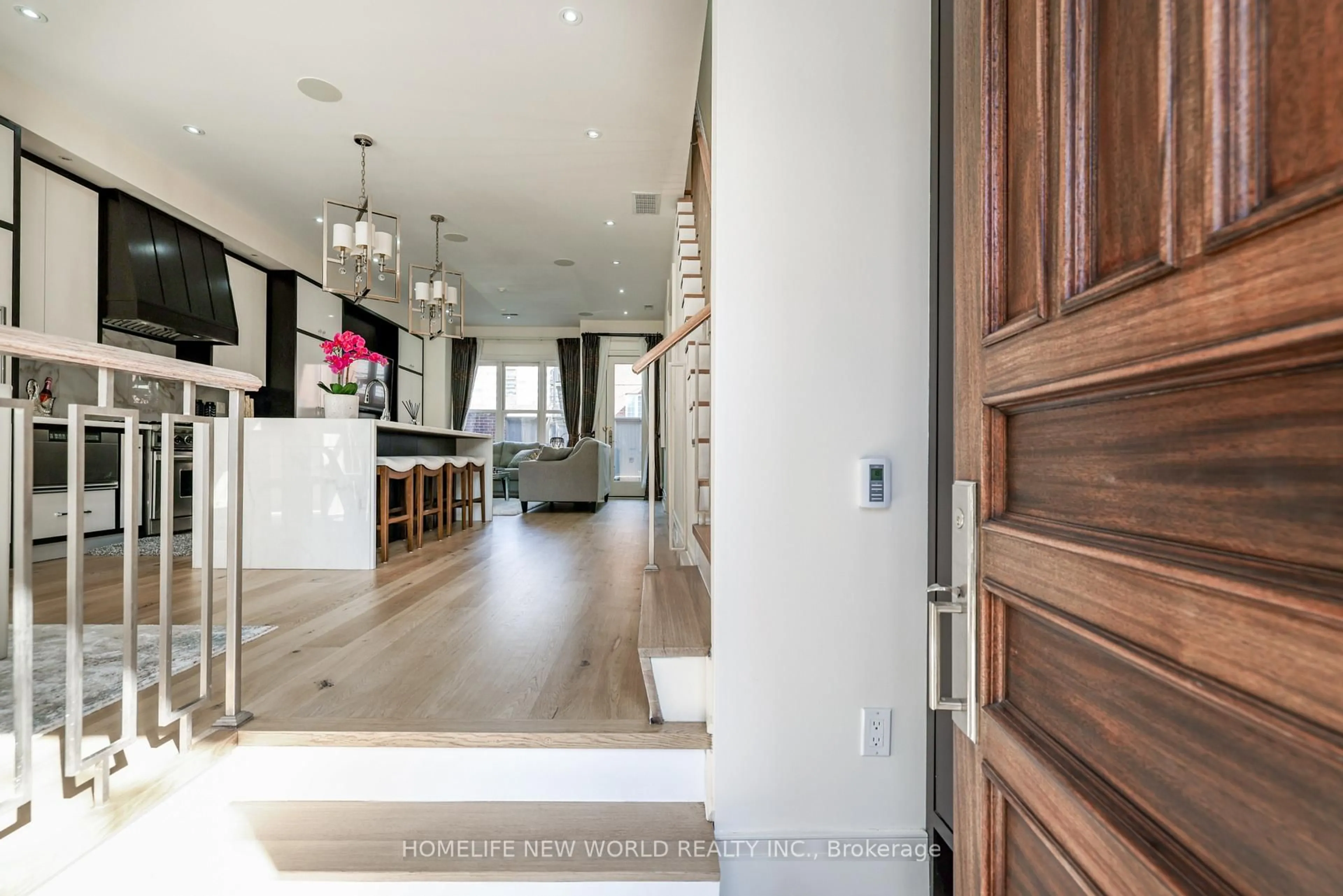 Indoor entryway for 9 Dunvegan Rd, Toronto Ontario M4V 2P5