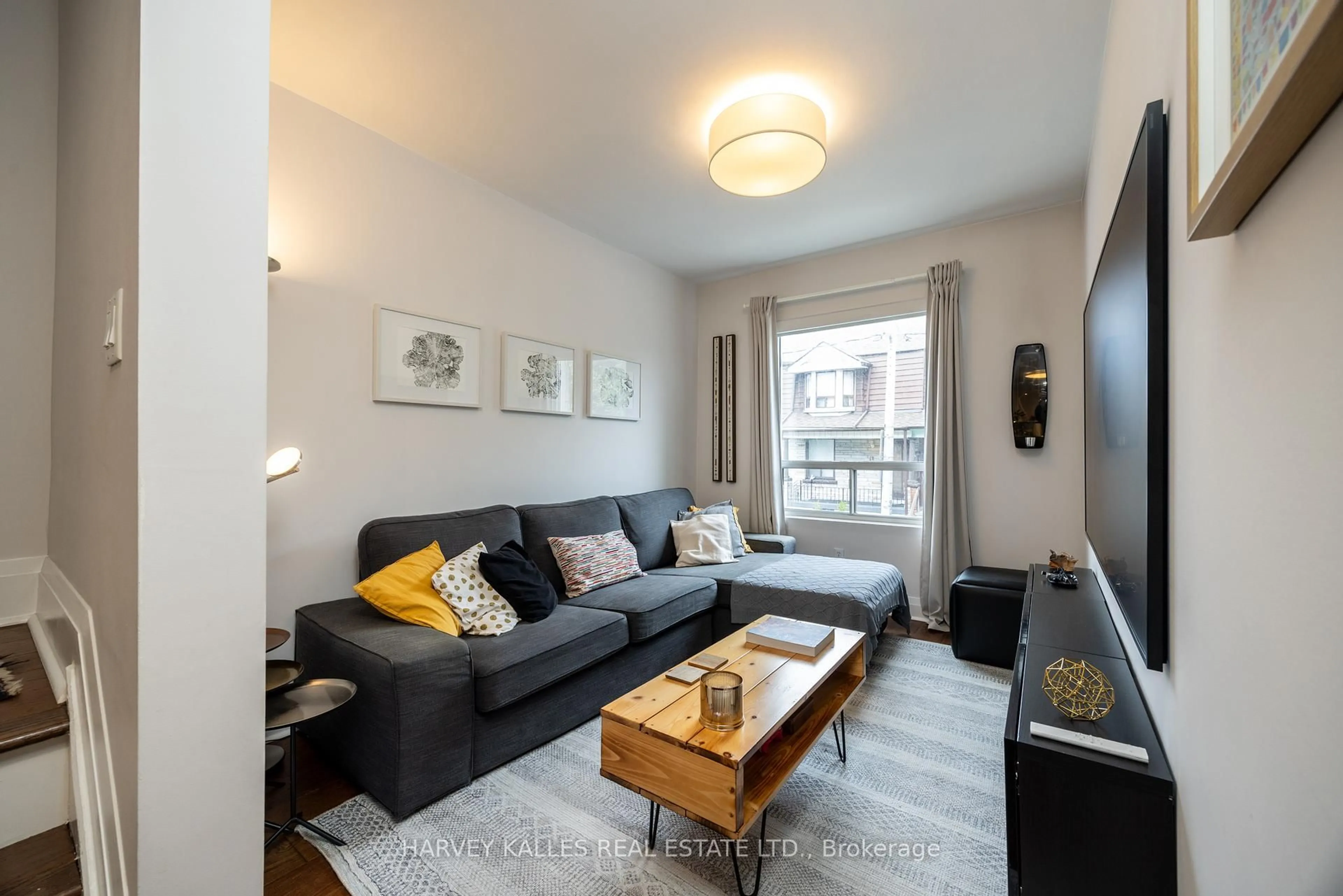 Living room with furniture, wood/laminate floor for 10 Wyndham St, Toronto Ontario M6K 1R7