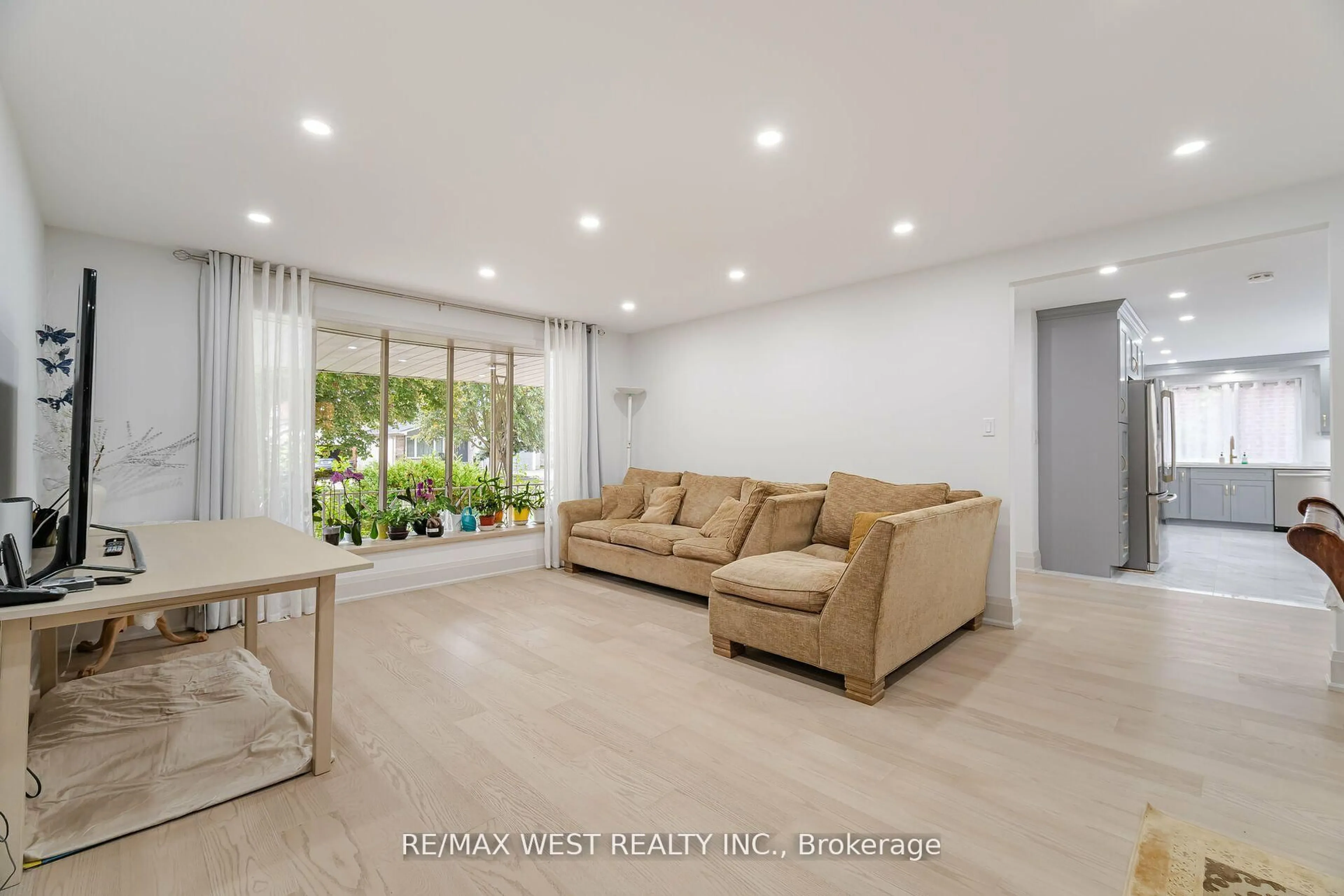 Living room with furniture, ceramic/tile floor for 50 Bruce Farm Dr, Toronto Ontario M2H 1G5