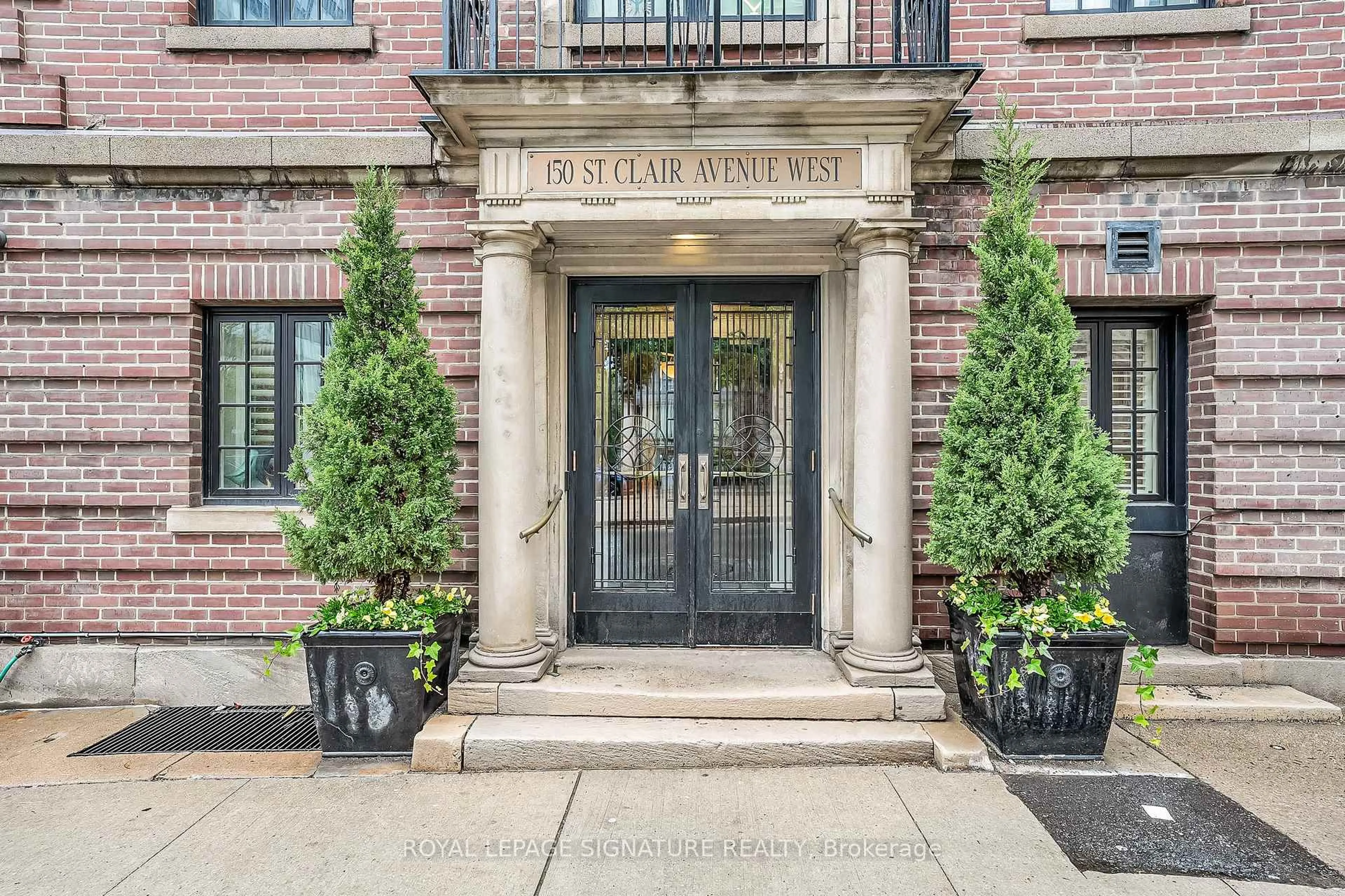 Indoor entryway for 150 St Clair Ave #101, Toronto Ontario M4V 1P6