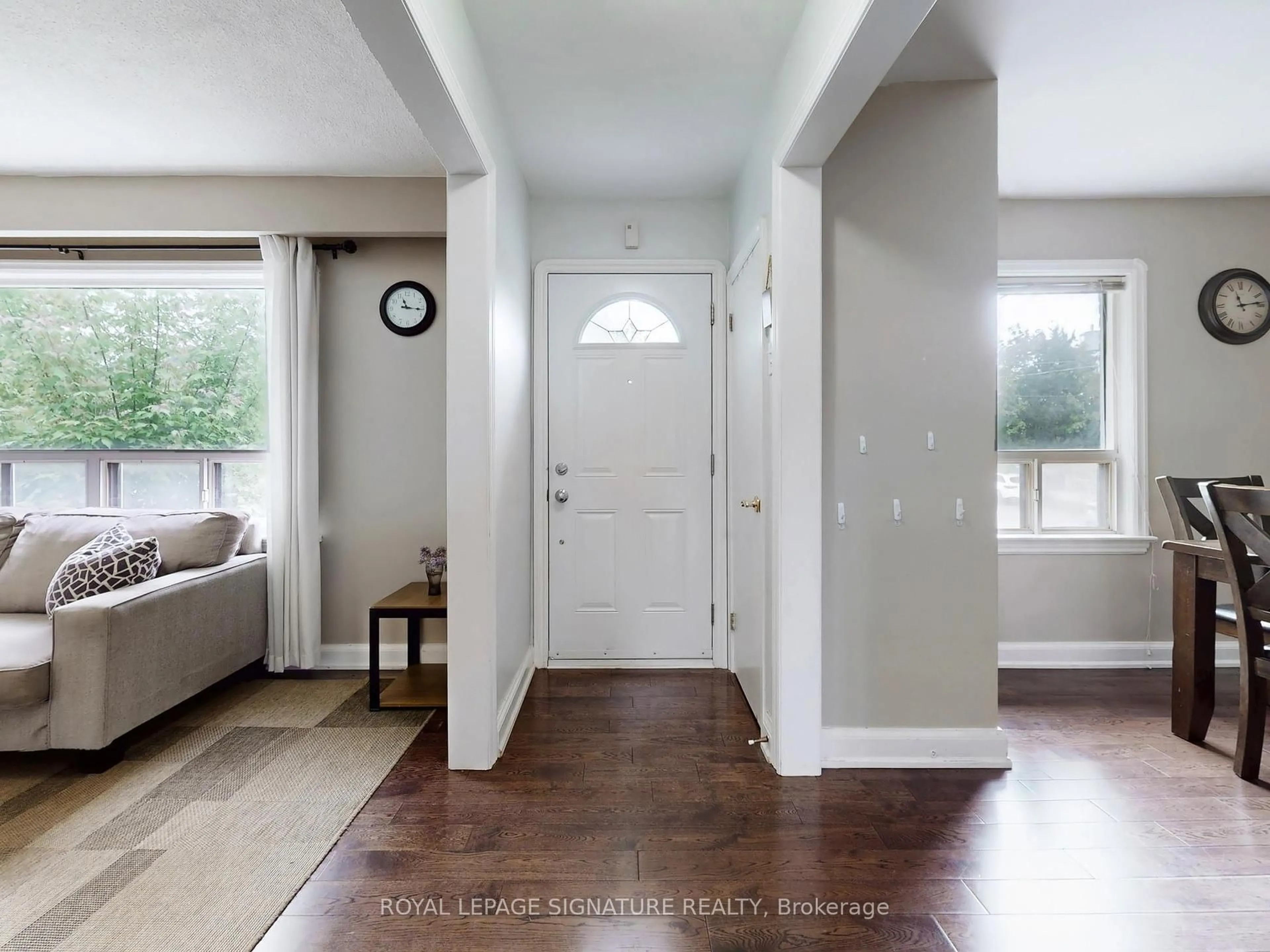 Indoor entryway for 118 Moore Park Ave, Toronto Ontario M2M 1M9
