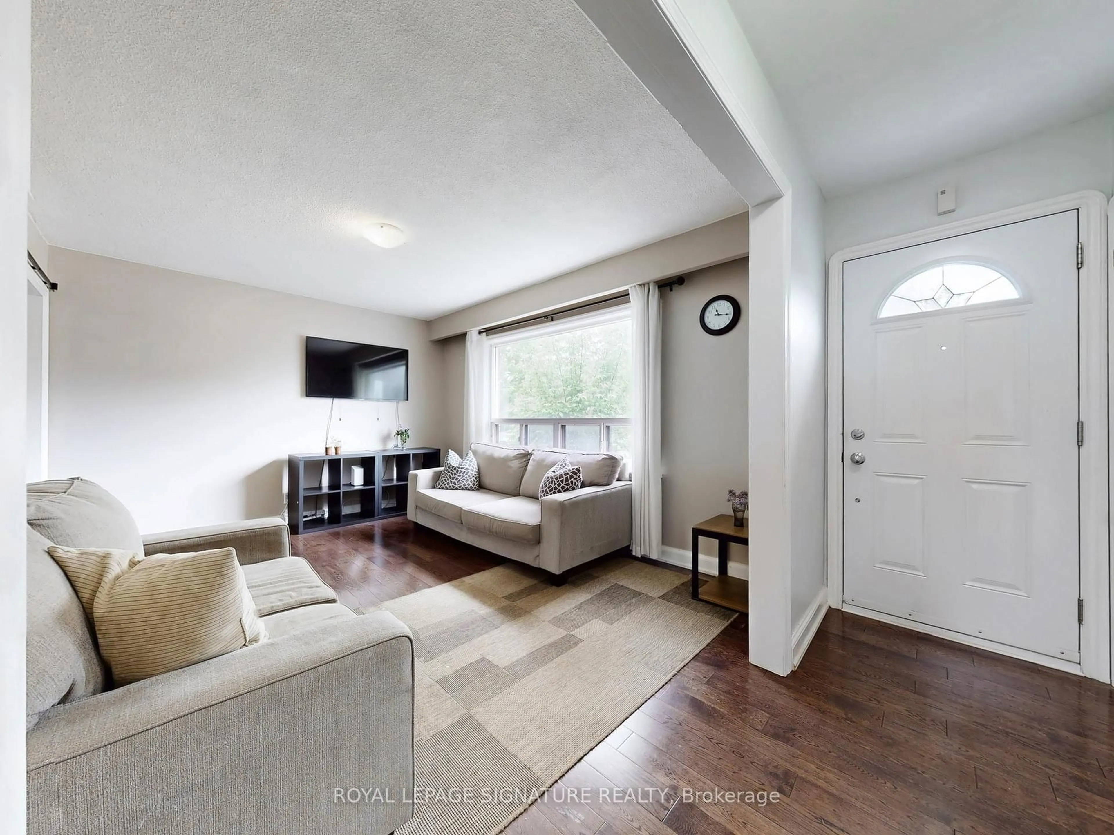 Living room with furniture, unknown for 118 Moore Park Ave, Toronto Ontario M2M 1M9
