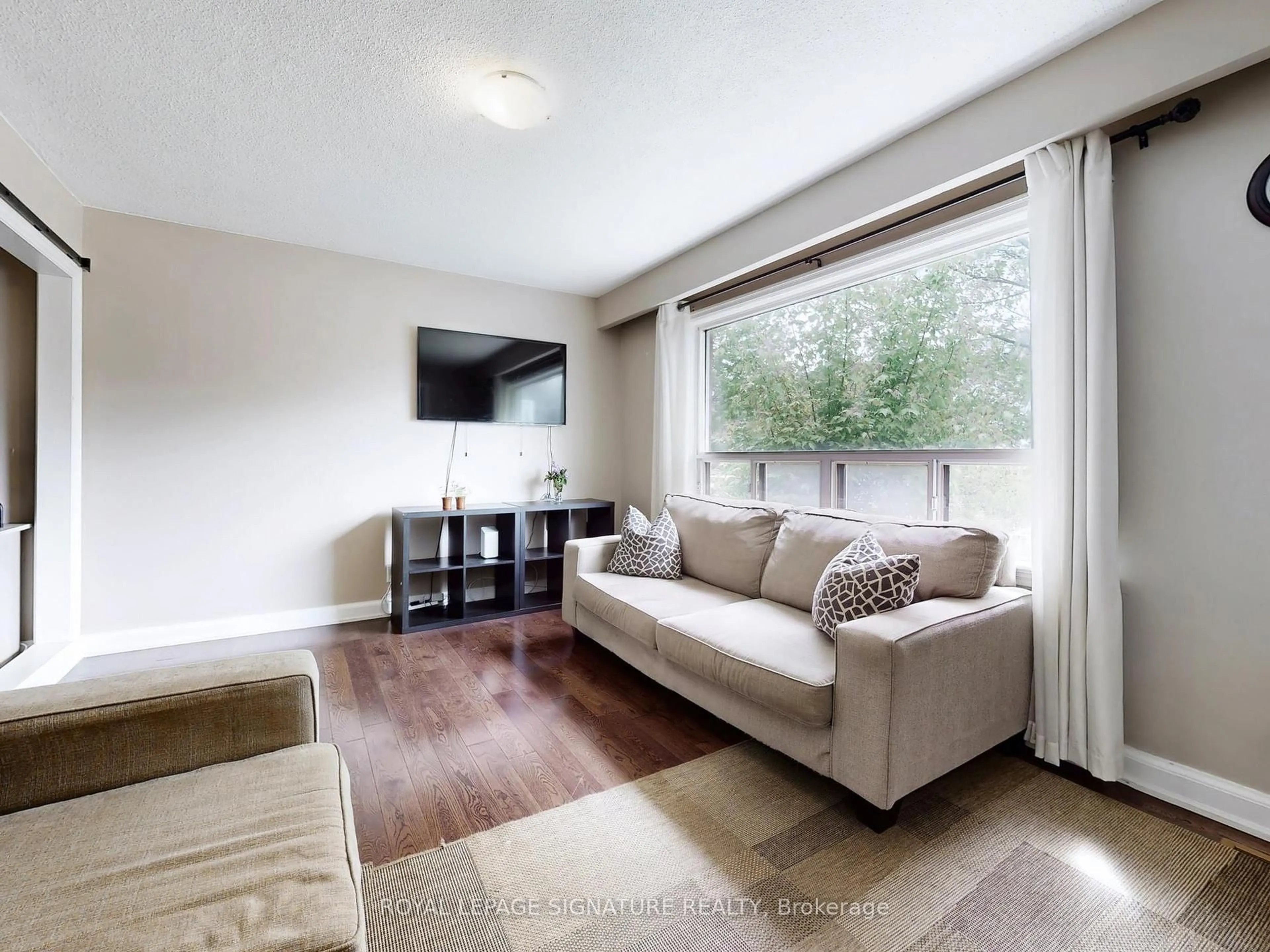 Living room with furniture, wood/laminate floor for 118 Moore Park Ave, Toronto Ontario M2M 1M9