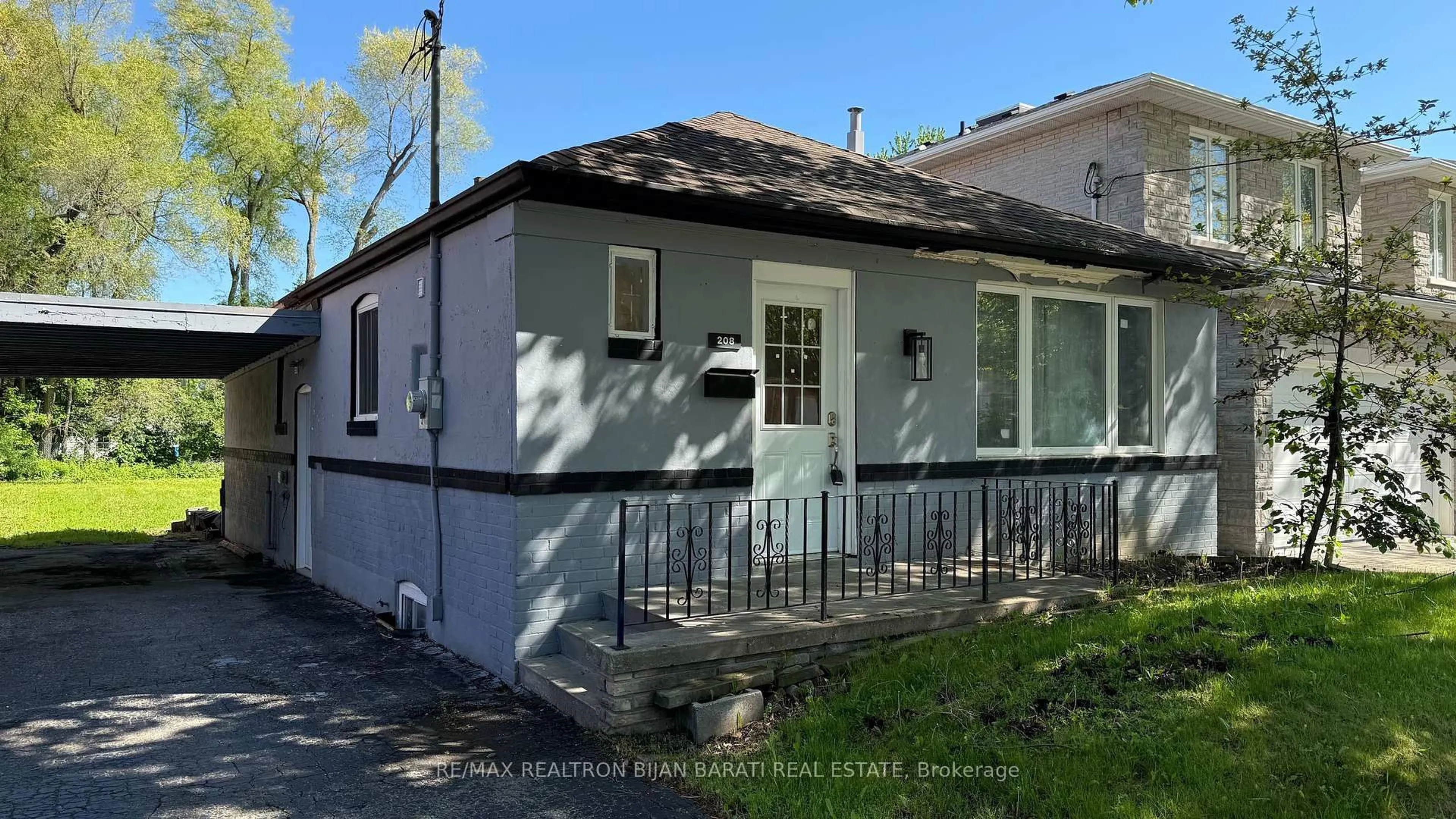 Home with vinyl exterior material, street for 208 Olive Ave, Toronto Ontario M2N 4P6
