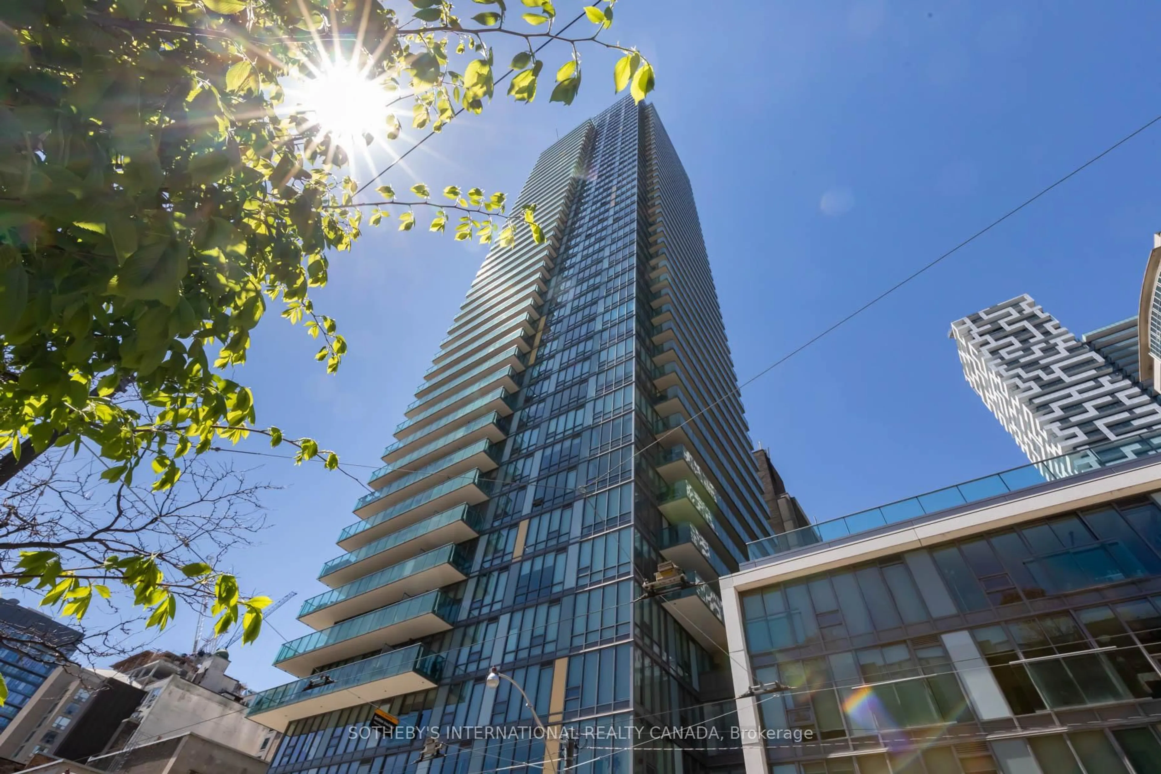 A pic from outside/outdoor area/front of a property/back of a property/a pic from drone, building for 33 Lombard St #2509, Toronto Ontario M5C 3H8