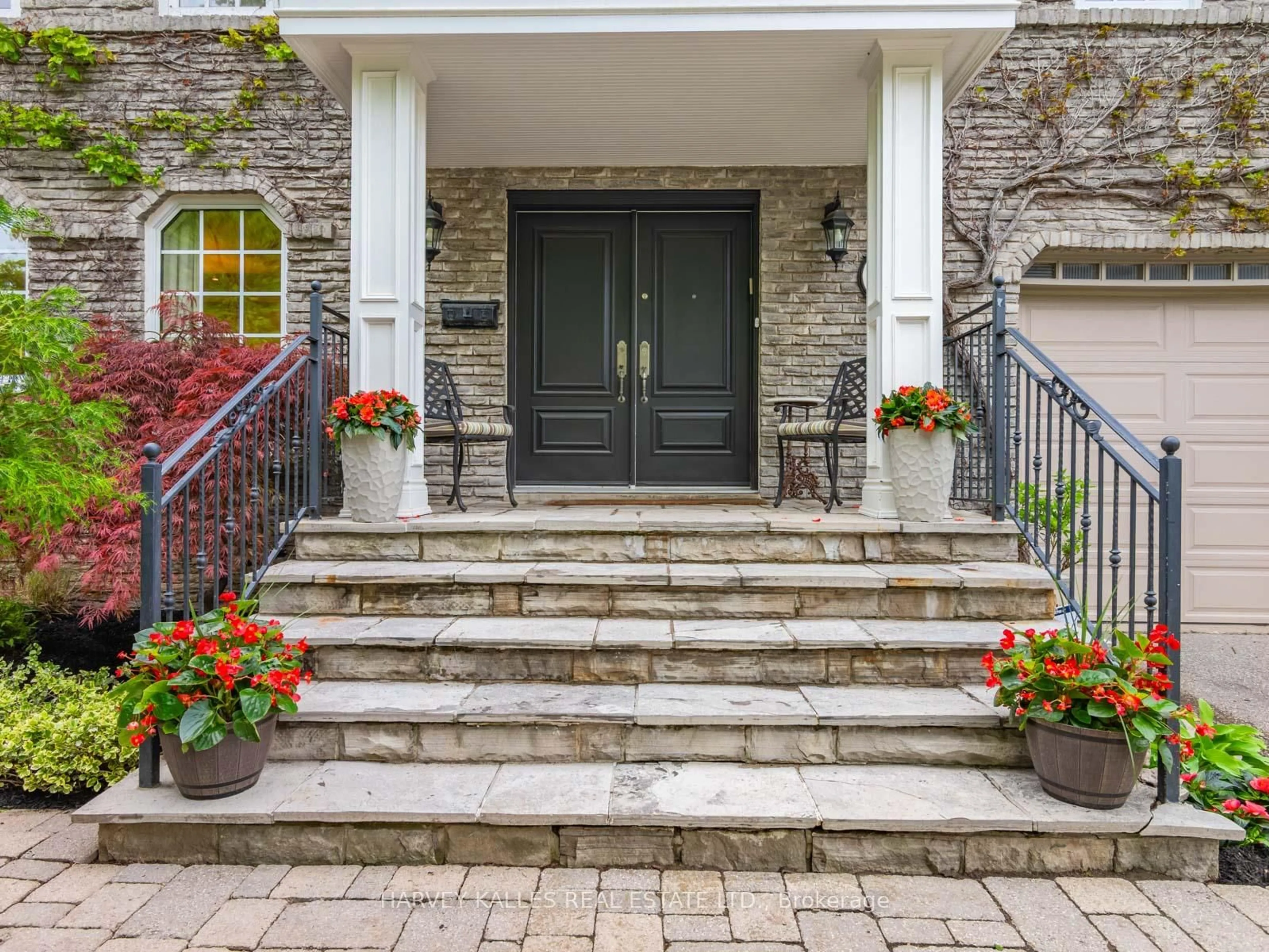 Indoor entryway for 2 Mellowood Dr, Toronto Ontario M2L 2E3