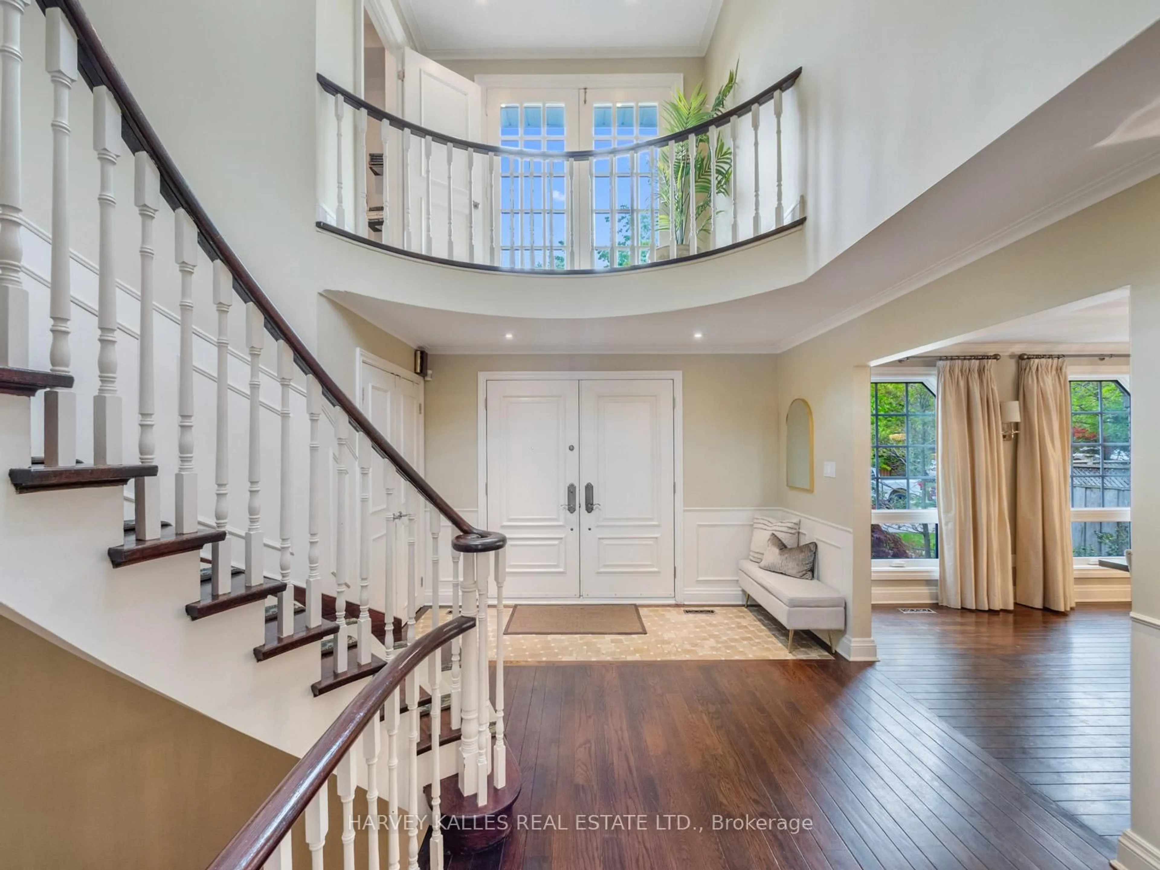 Indoor entryway for 2 Mellowood Dr, Toronto Ontario M2L 2E3