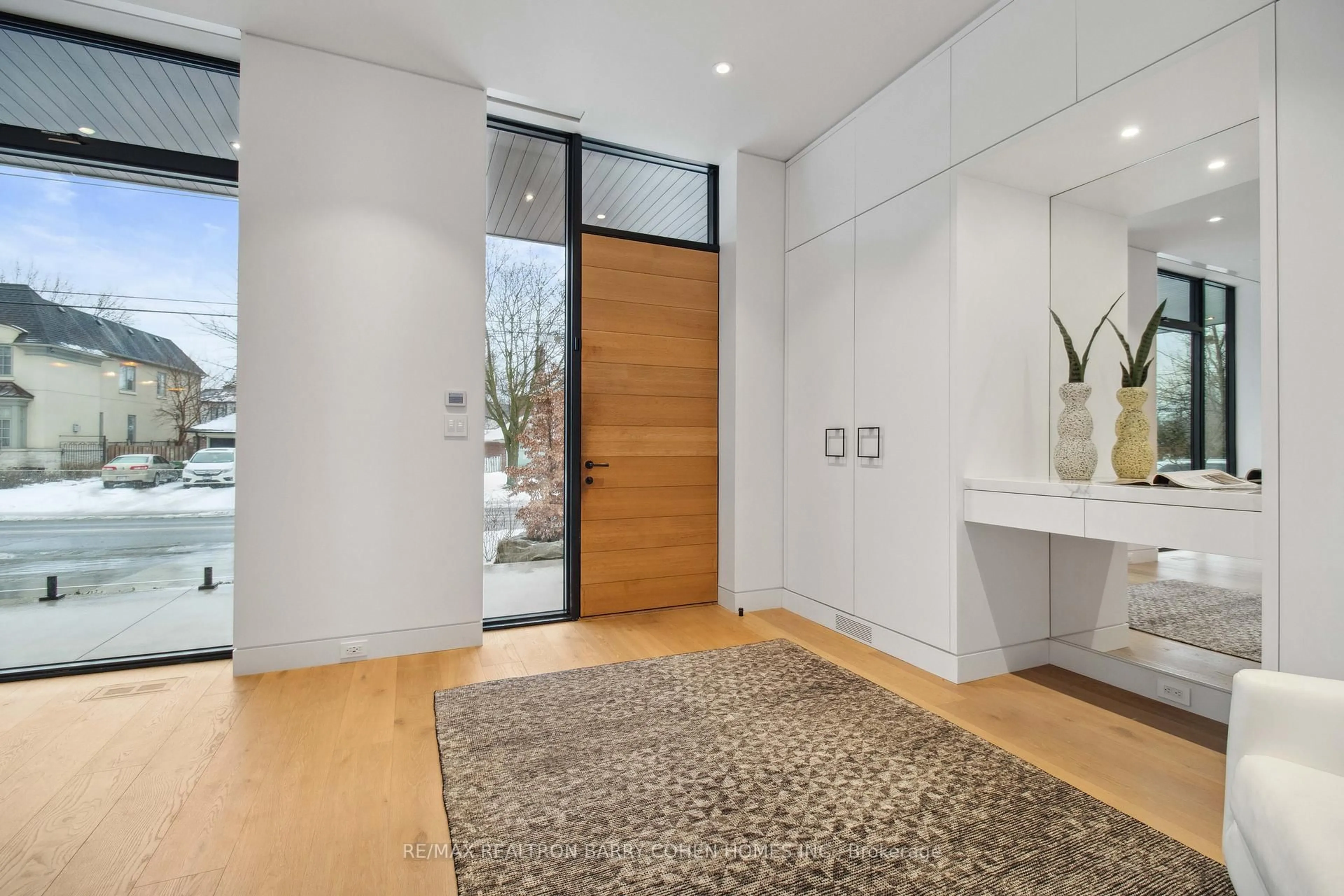 Indoor entryway for 84 Brookview Dr, Toronto Ontario M6A 2K6