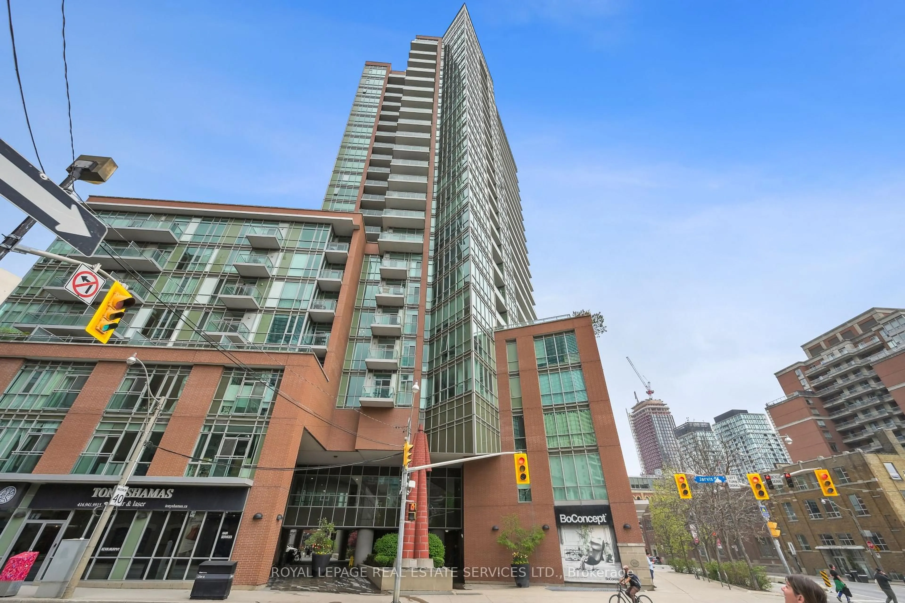 Patio, building for 112 George St #S1607, Toronto Ontario M5A 2M5