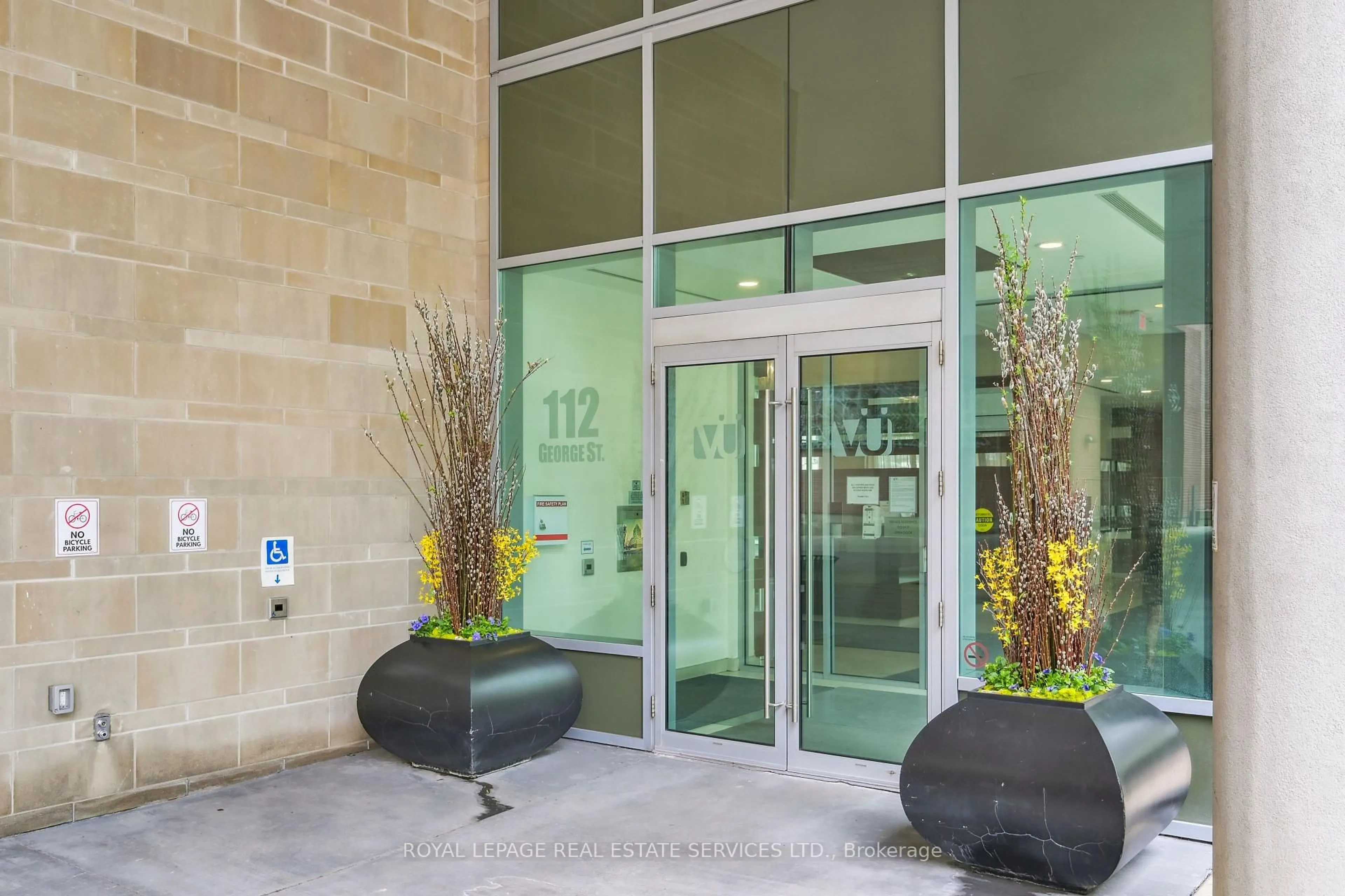 Indoor foyer for 112 George St #S1607, Toronto Ontario M5A 2M5