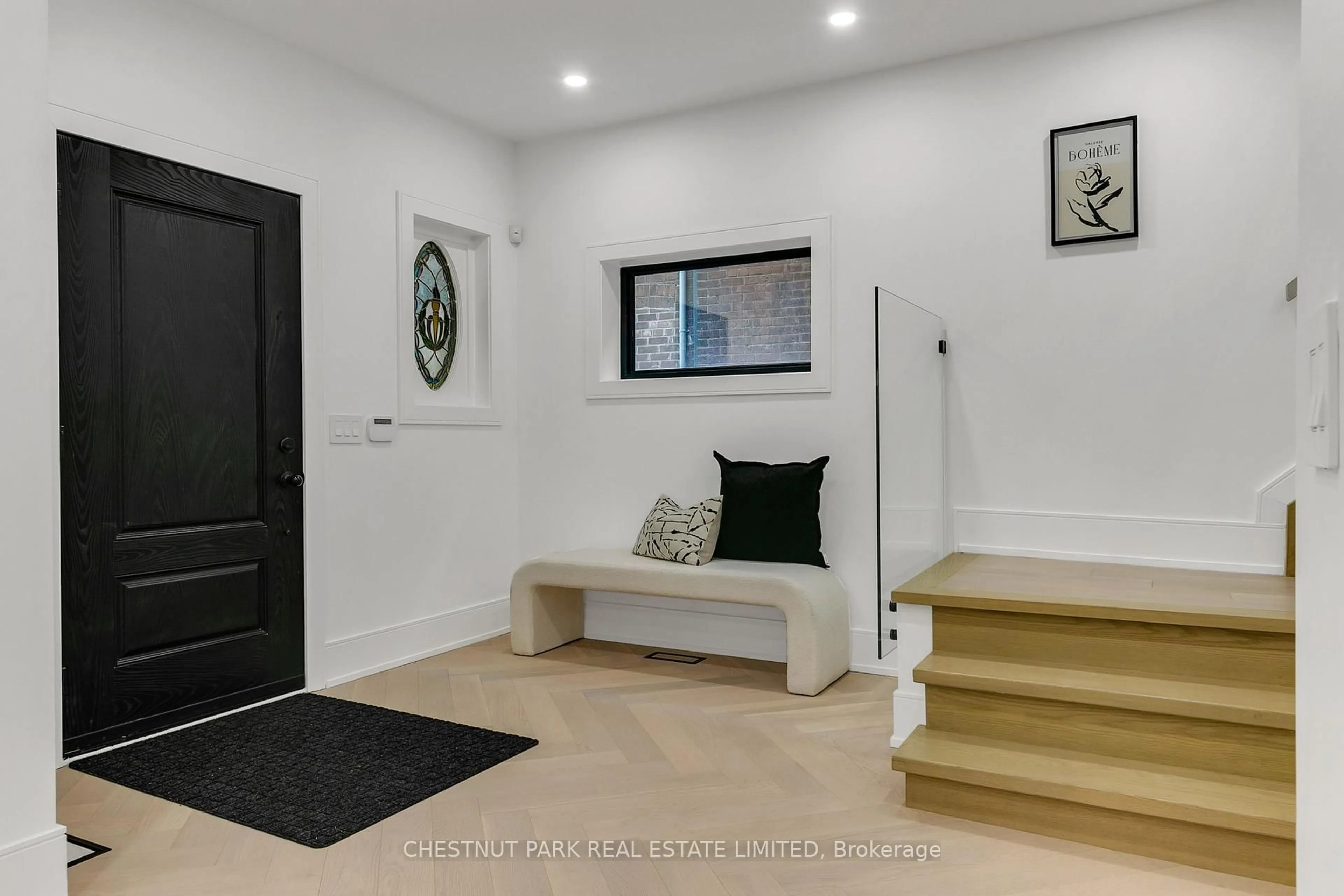Indoor entryway for 111 Roxborough Dr, Toronto Ontario M4W 1X5