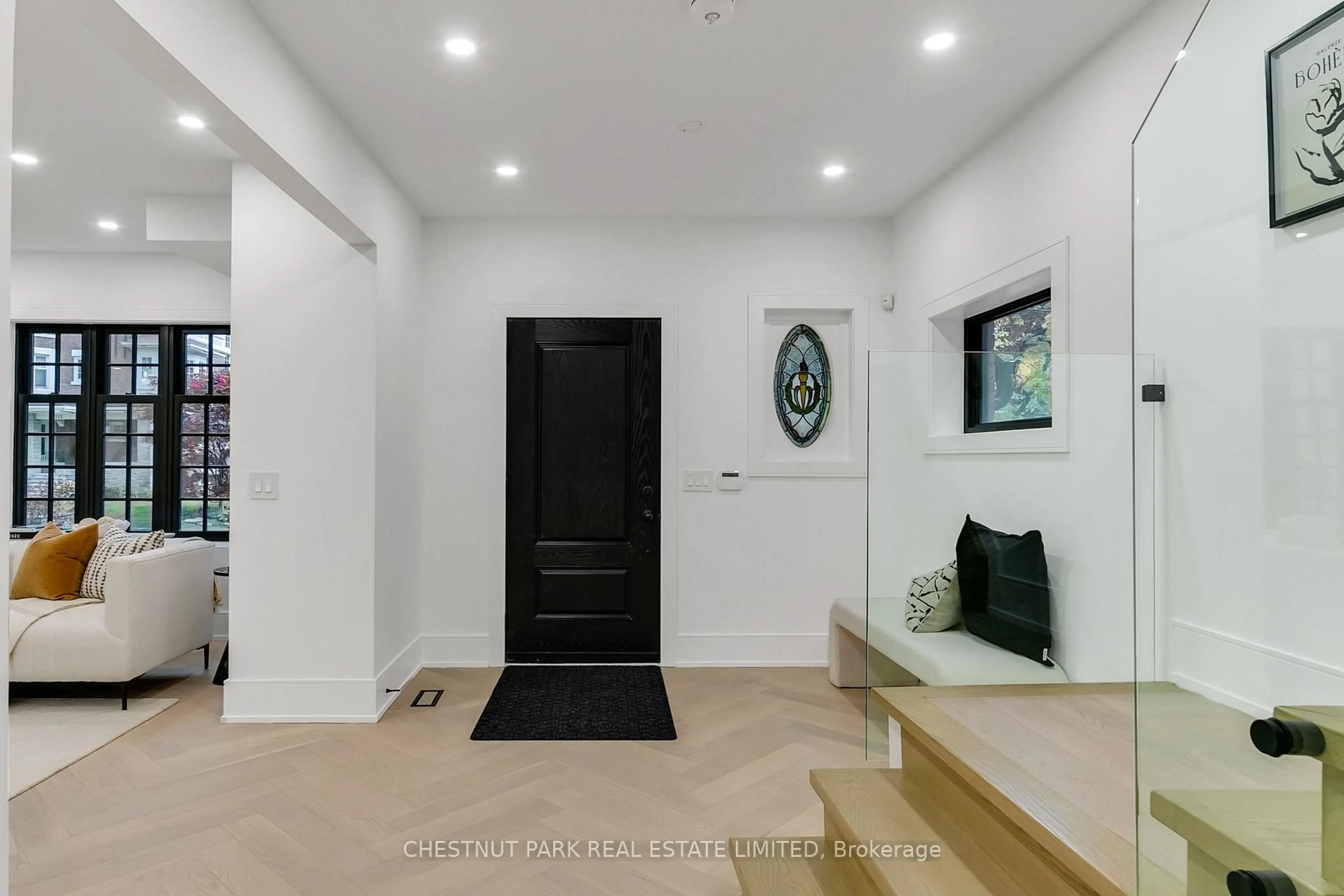 Indoor entryway for 111 Roxborough Dr, Toronto Ontario M4W 1X5